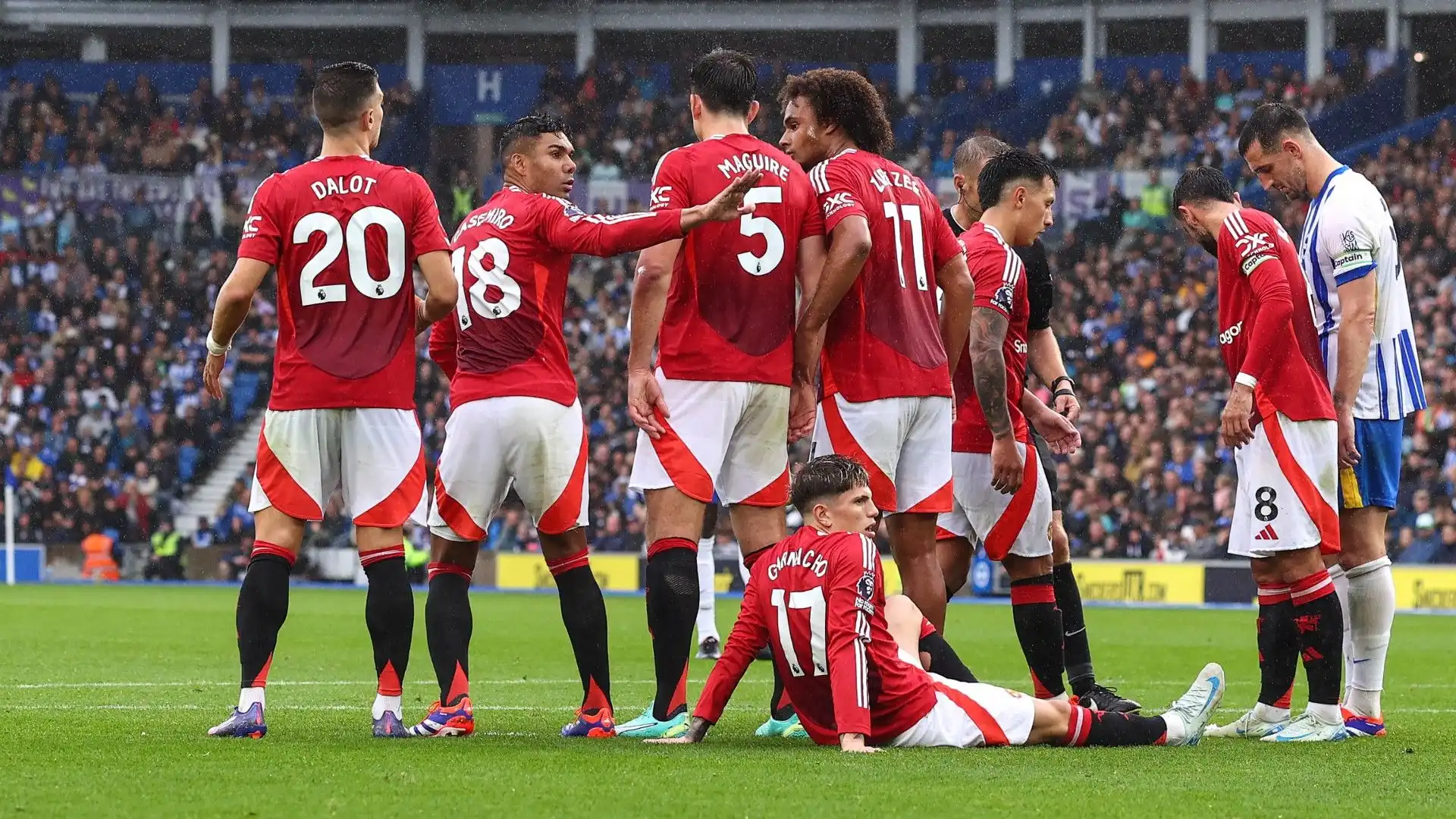Stella in uscita dal Manchester United dopo gli insulti dei tifosi: le foto
