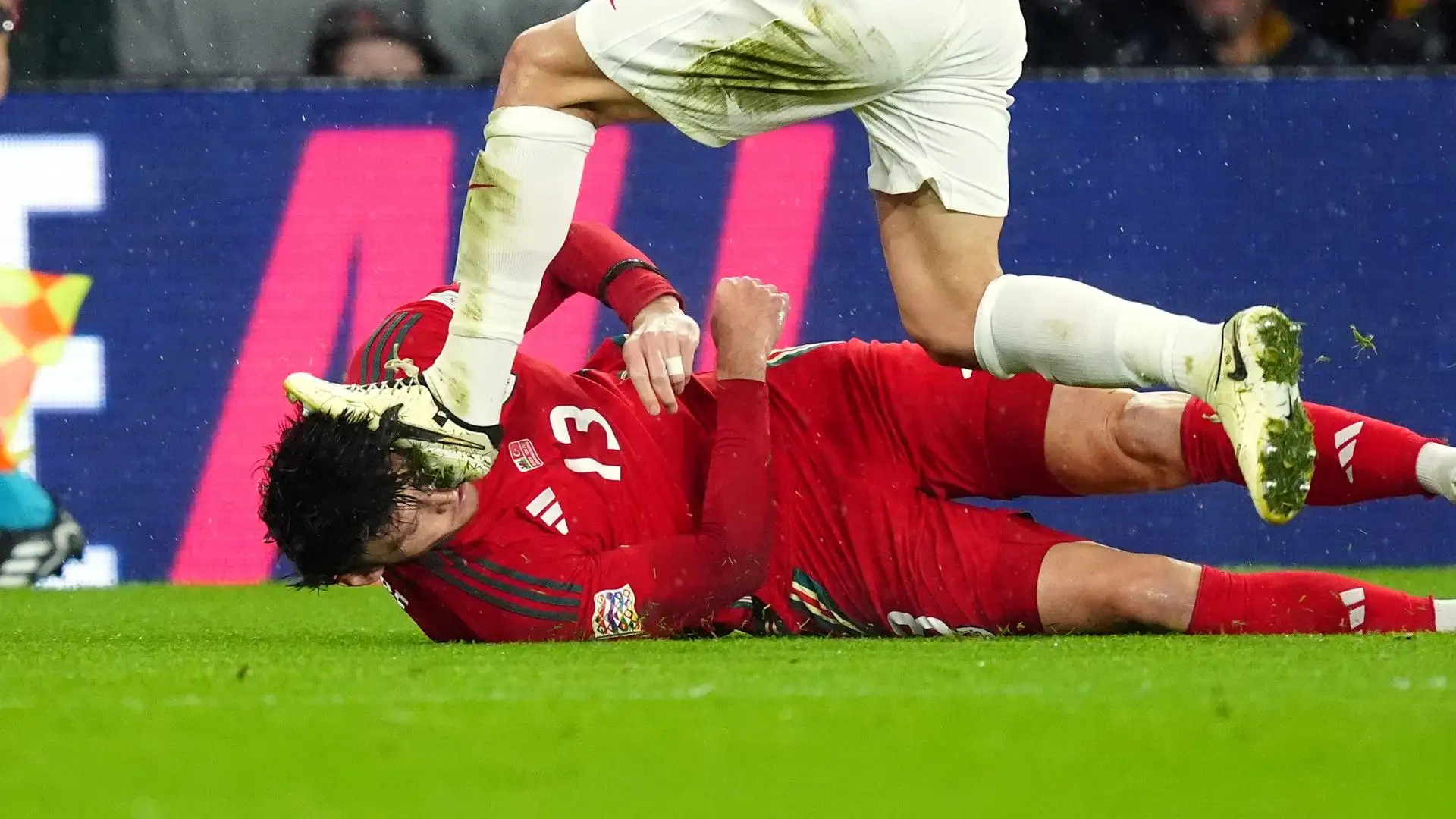 Entrambi cercavano di intercettare il pallone
