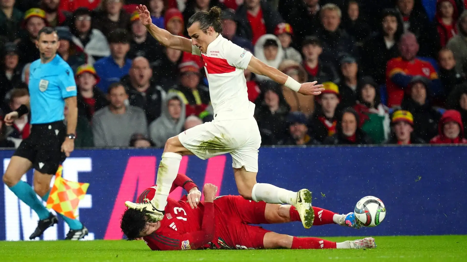 Caglar Soyuncu ha involontariamente calpestato Kieffer Moore
