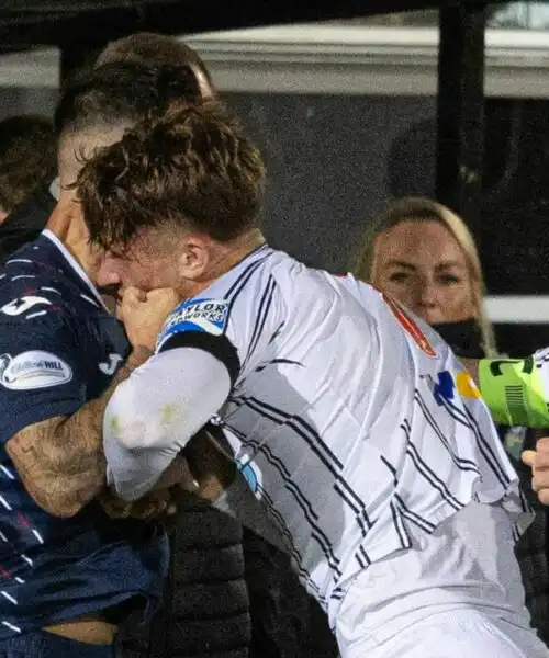 Vergogna in Scozia: i calciatori si trasformano in pugili. Le foto