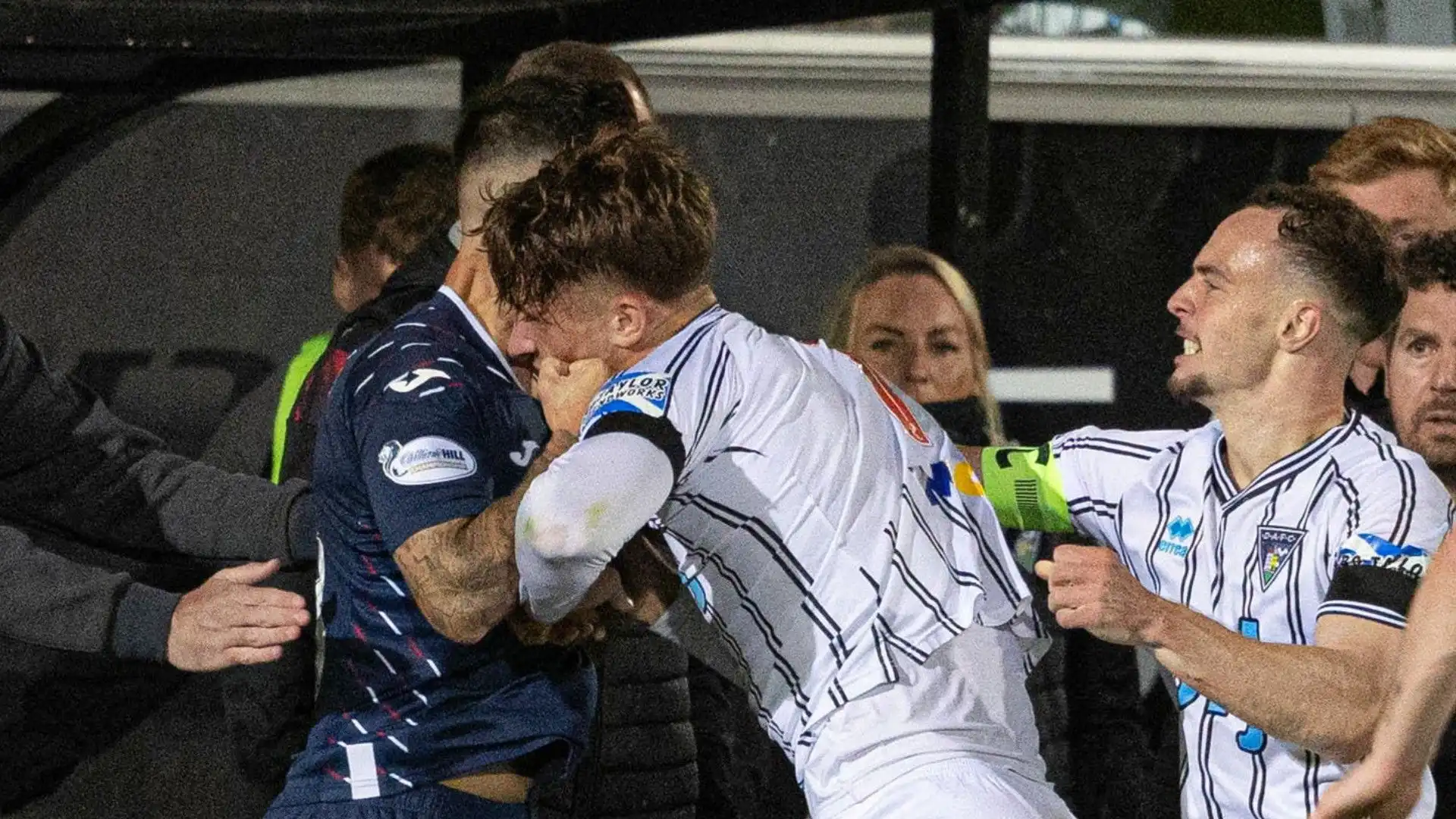 Vergogna in Scozia: i calciatori si trasformano in pugili. Le foto
