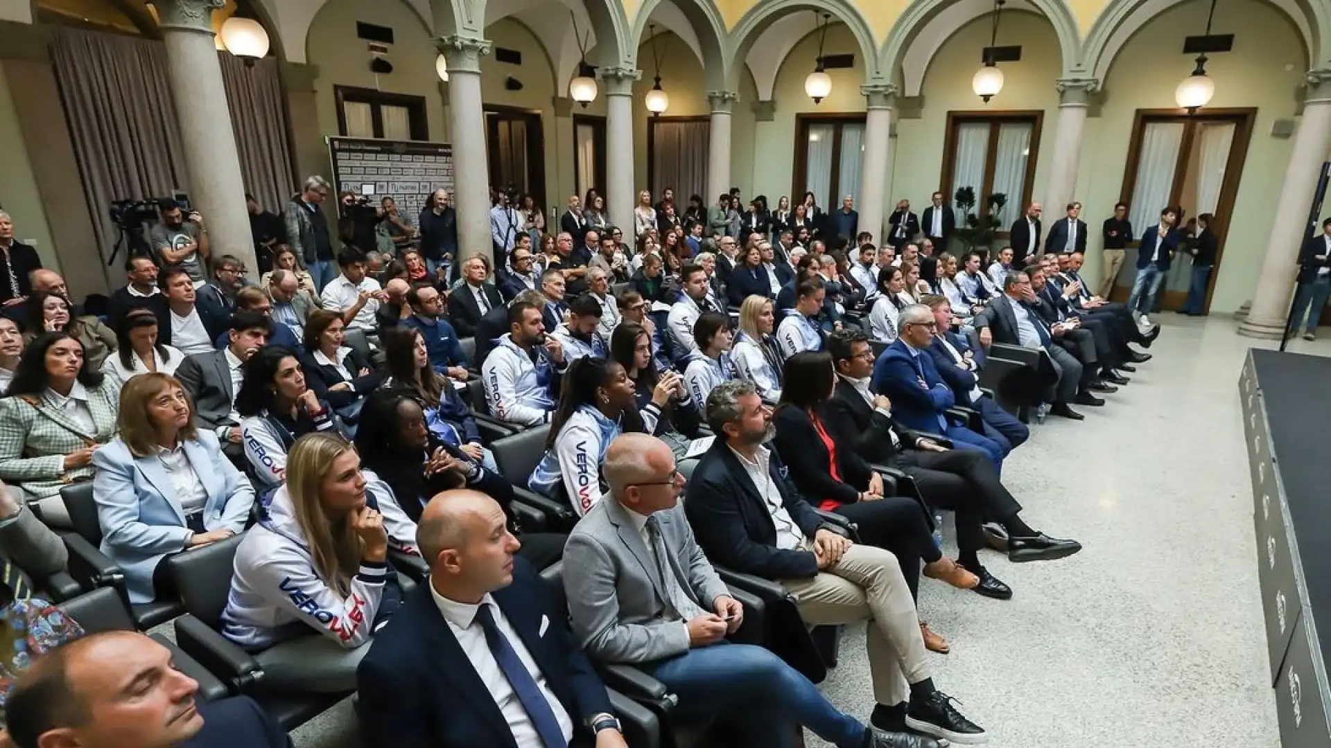 La prima squadra femminile del Consorzio Vero Volley, protagonista lo scorso anno della SuperFinal di CEV Champions League che ha chiuso la stagione 2023-24, cambia ancora volto e presenta anche quattro medaglie d’oro olimpiche per guardare sempre più in alto. 