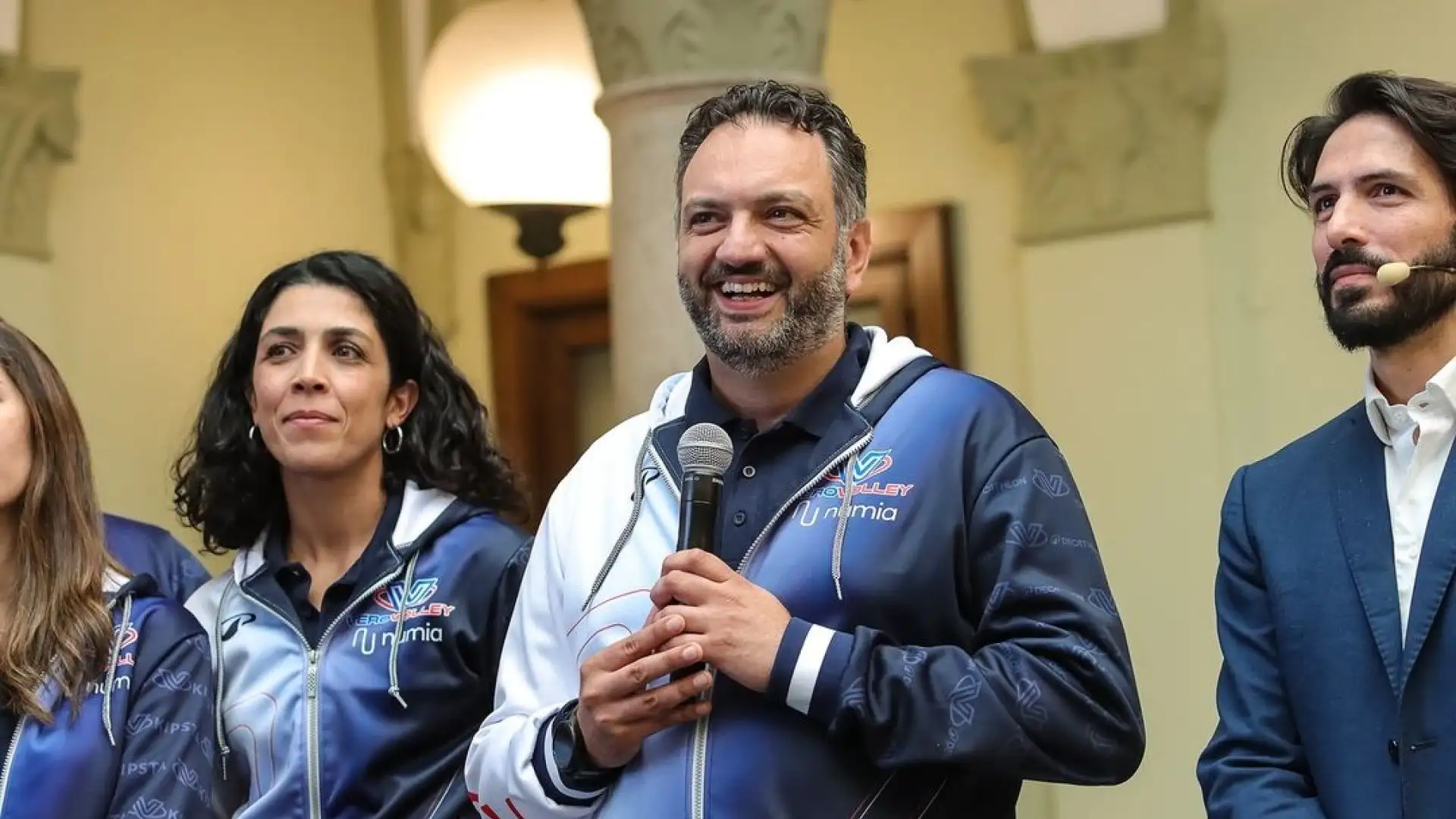 Rivoluzione anche in panchina con l’arrivo del nuovo coach Stefano Lavarini e dell’assistente Andrea Mafrici, mentre rimane confermato al suo fianco il vice allenatore, Luca Bucaioni. 