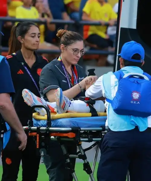 Violento colpo alla testa, calciatrice via in ambulanza: le foto