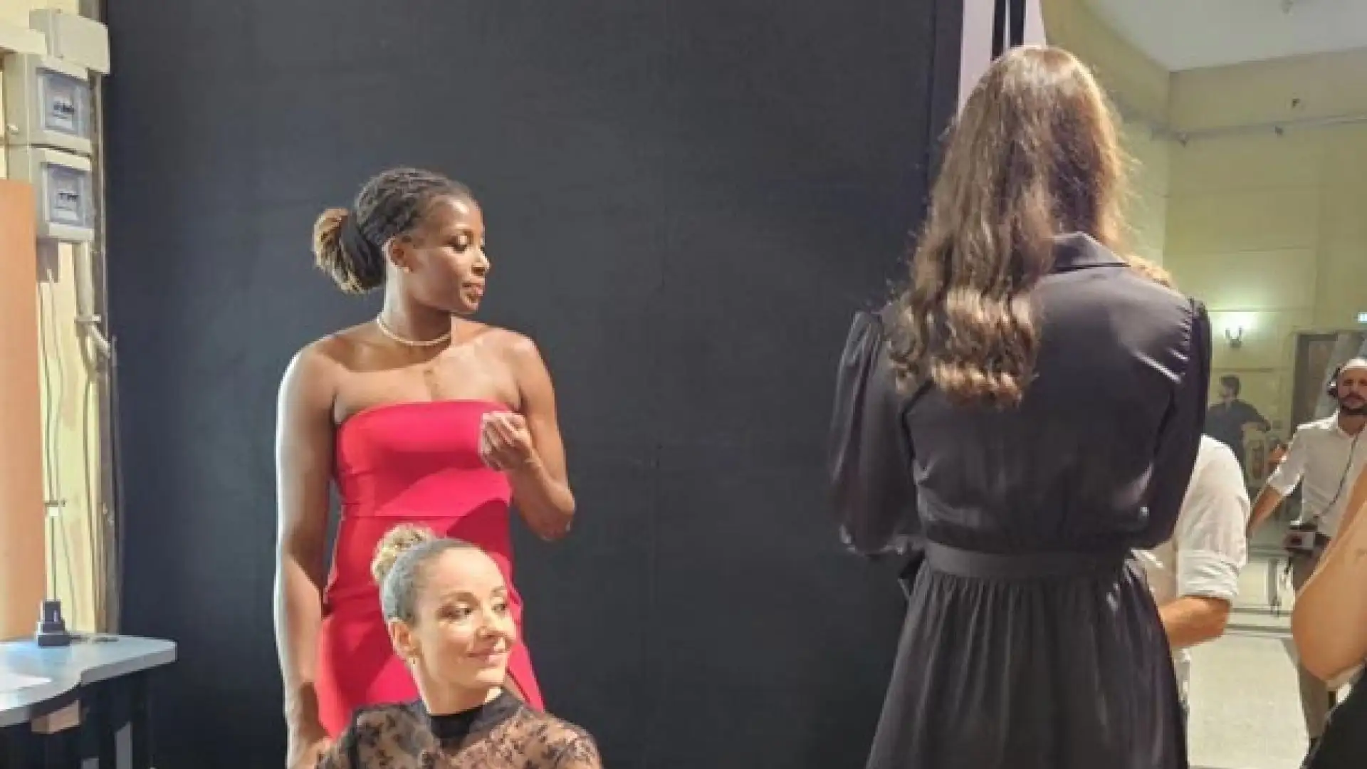 La presentatrice Milly Carlucci ha anche commesso un errore riferendosi a Monica De Gennaro, chiamandola Di Gennaro.