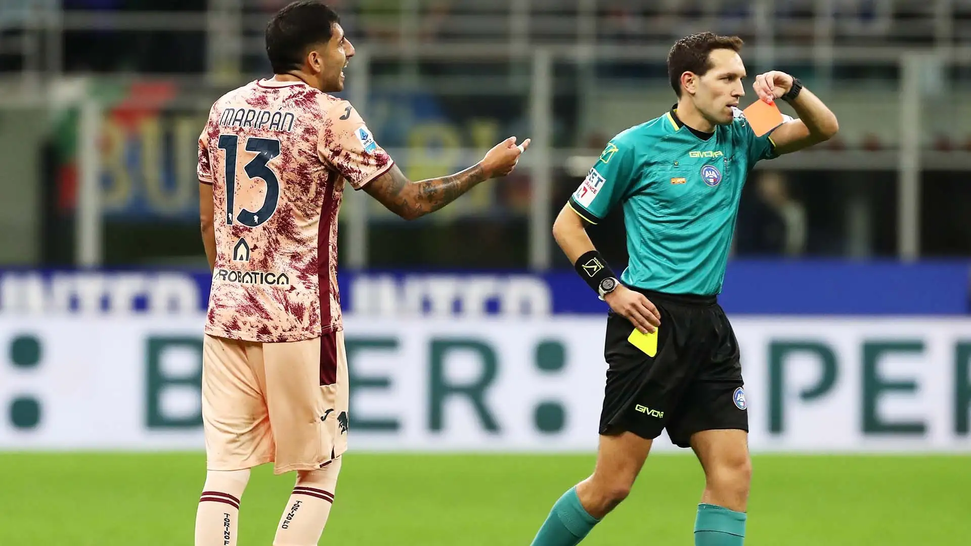 L'arbitro è corso a rivedere le immagini