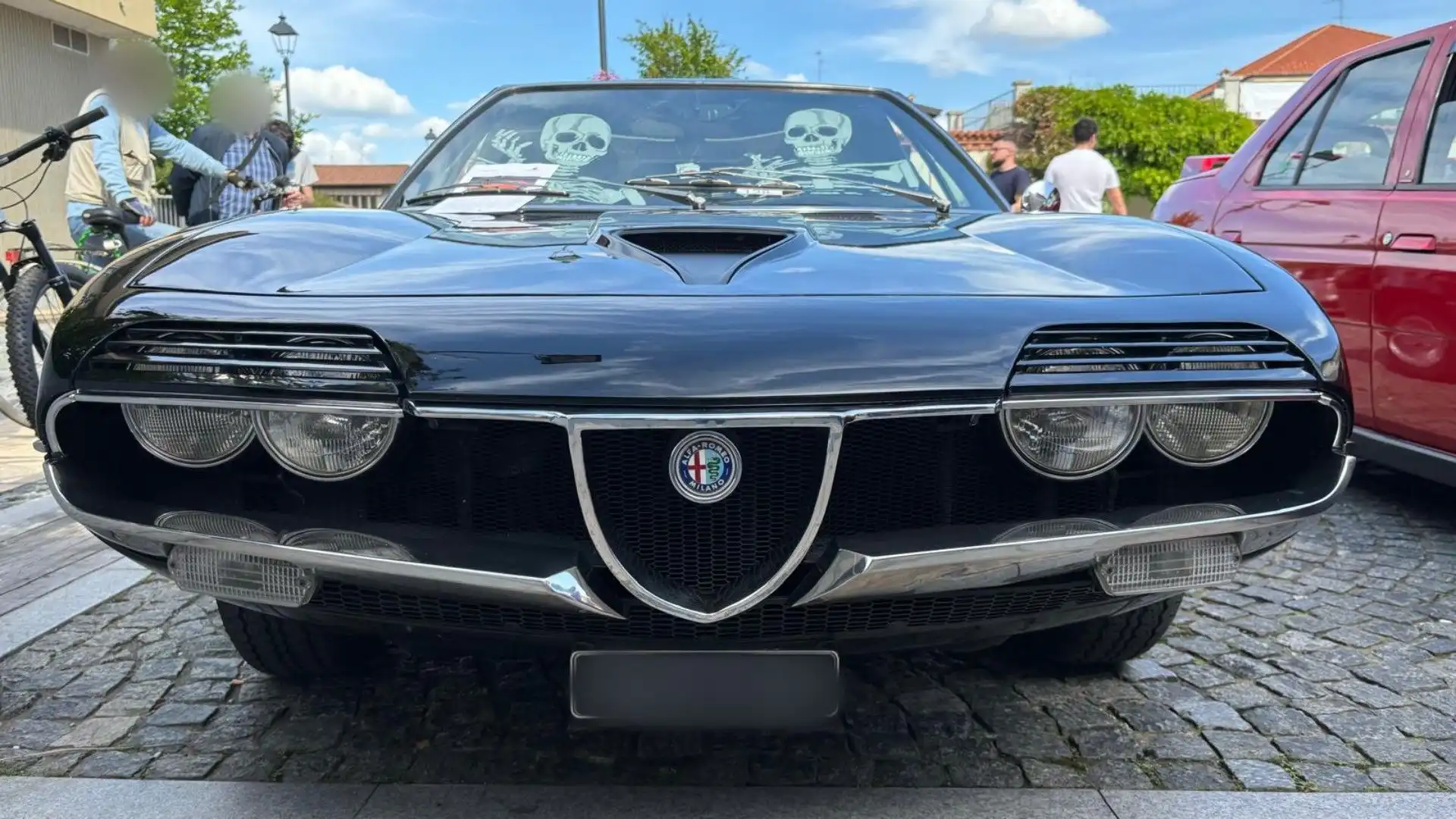 Le foto di una rara e splendida Alfa Romeo Montreal: un'auto impressionante
