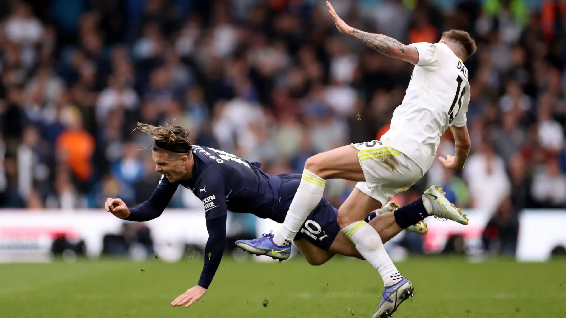 L'ex campione del Leeds si è spaccato il femore scontrandosi con Grealish
