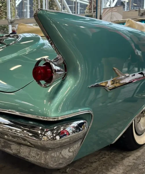 Chrysler Imperial Crown Convertible: l’auto di lusso che sedusse anche Katharine Hepburn. Le foto