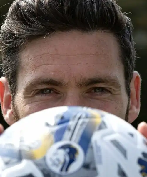 A 41 anni torna a giocare in nazionale: le foto dell’eterno calciatore