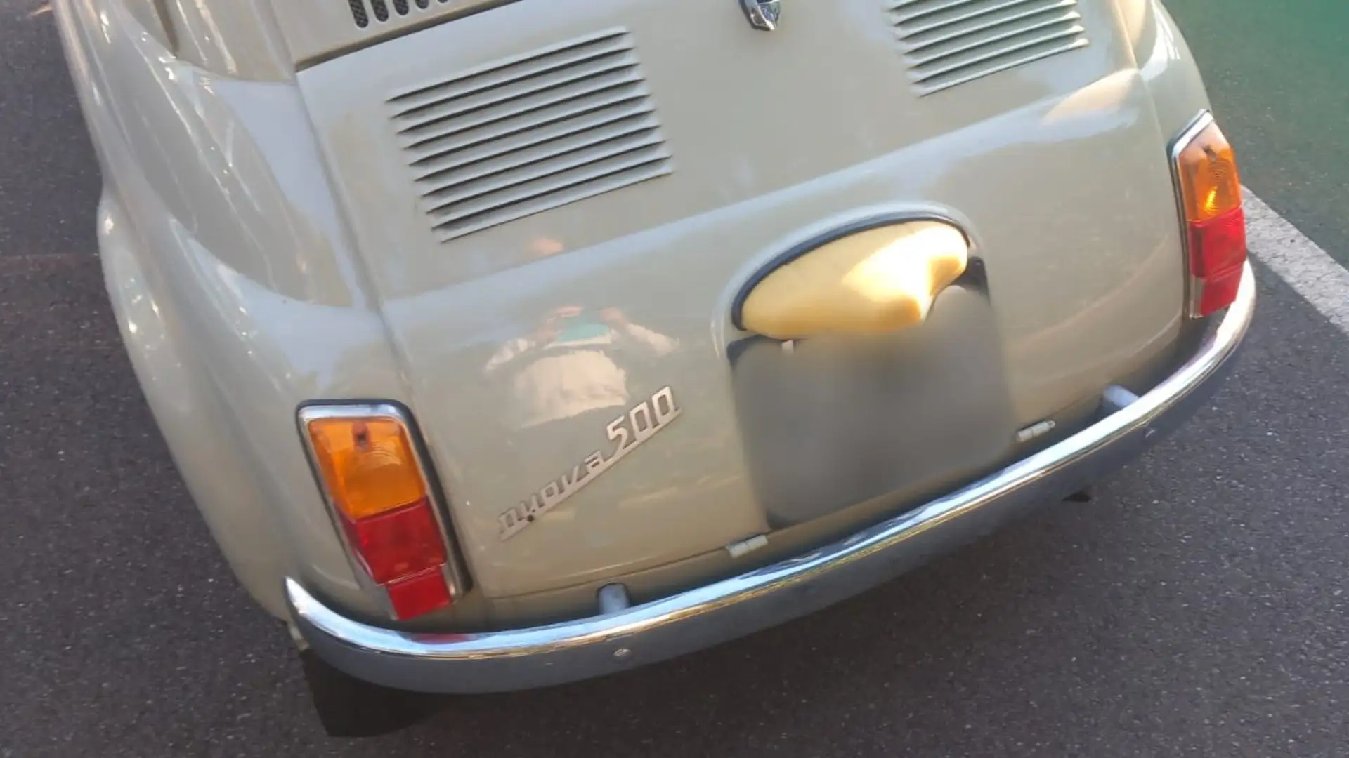 Venne aggiunta la targhetta 'FIAT 500 L' 