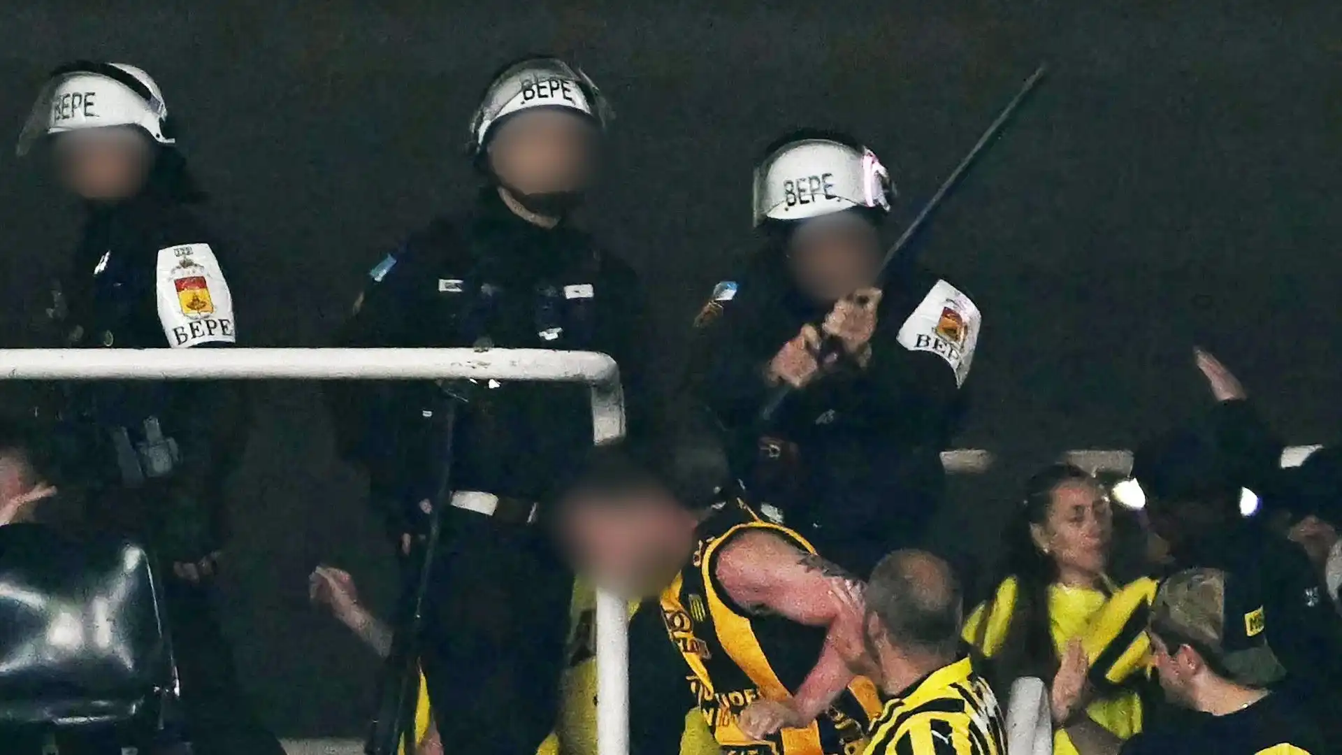 Guerriglia sugli spalti: le foto dei terribili scontri
