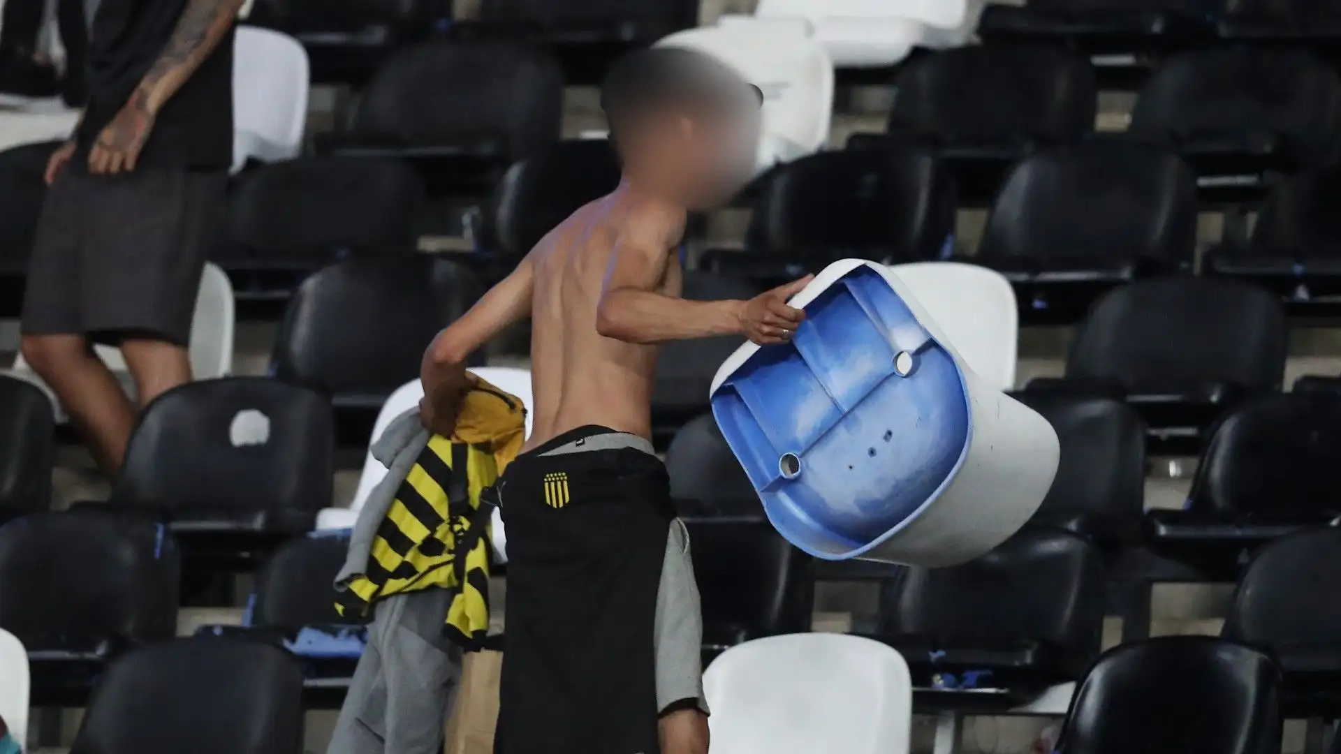 Qualcuno ha anche sradicato i seggiolini e li ha scaraventati contro la polizia
