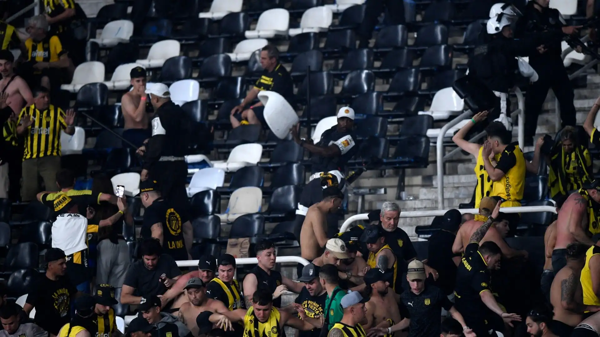 Gli agenti di polizia sono dovuti intervenire in tenuta antisommossa
