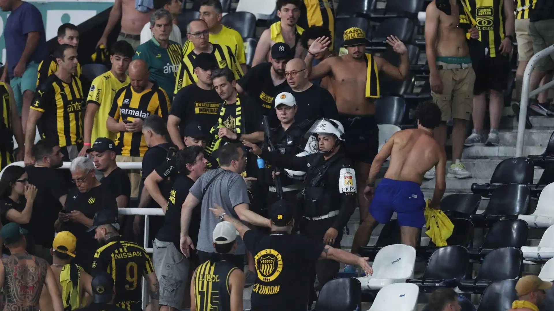 Purtroppo la partita è stata macchiata dai terribili scontri sugli spalti
