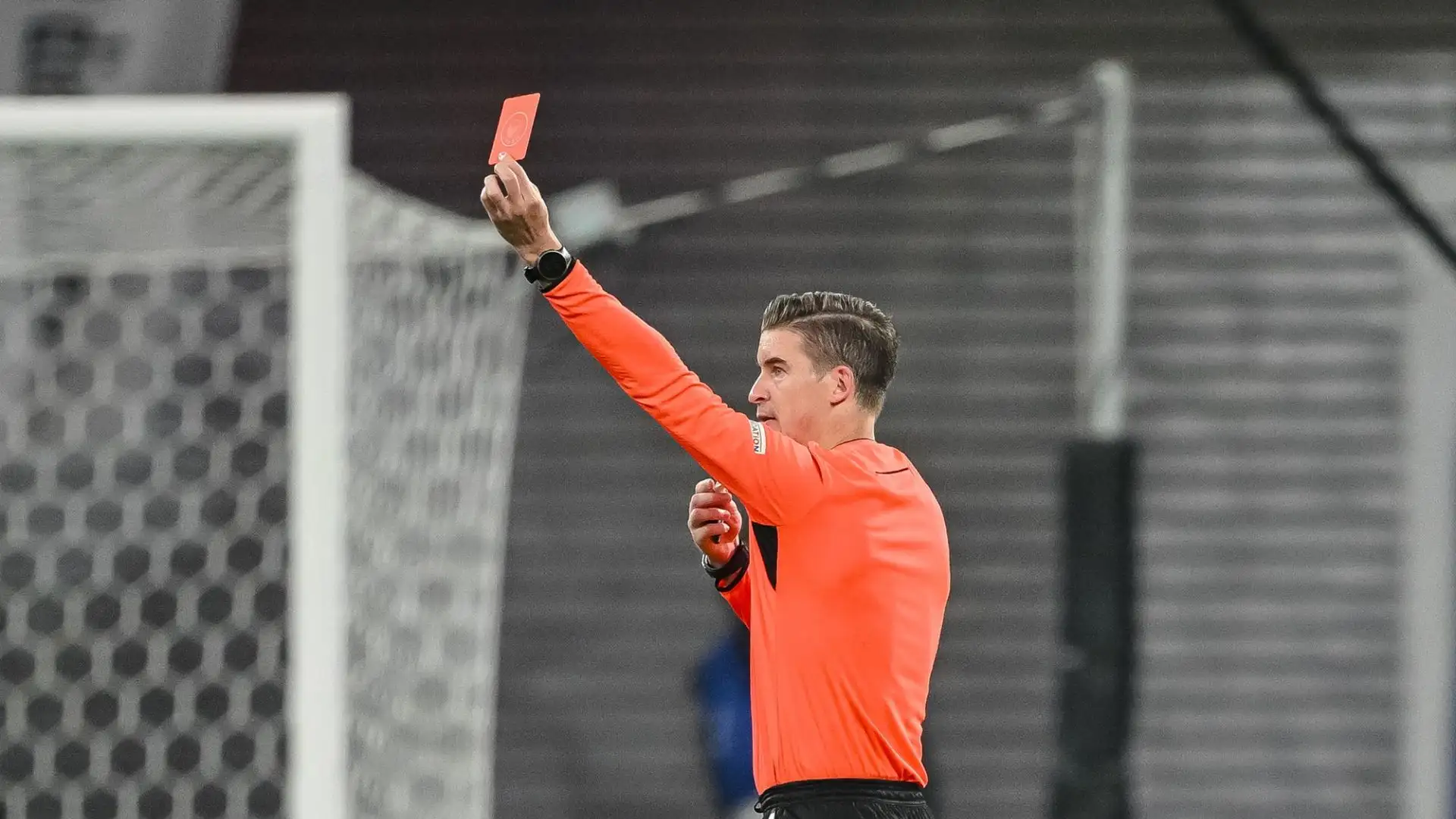 Al 57' Letexier non si accorge che Di Gregorio ha toccato il pallone fuori dall'area: qui il VAR interviene subito, e il direttore di gara francese espelle il portiere bianconero