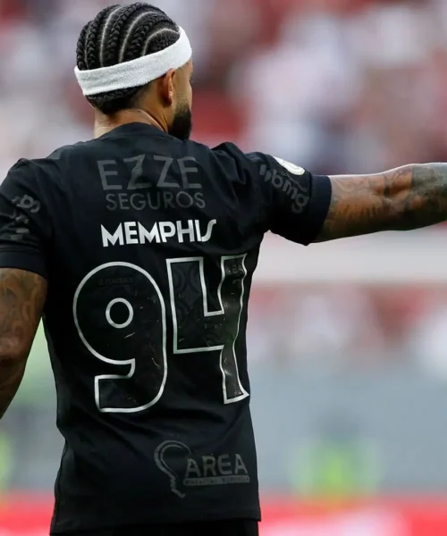Il Corinthians non gli rinnova il contratto, Depay va fuori di testa sui social