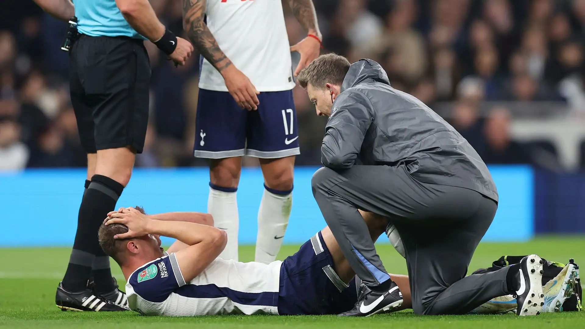 Il difensore è stato costretto alla sostituzione contro il Manchester City
