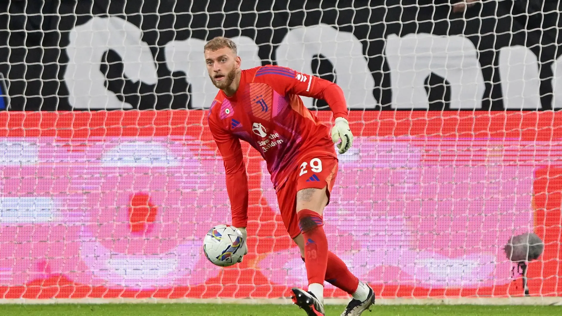 "Di Gregorio sembrava un buon portiere solamente grazie all’onnipotenza di Bremer", "Appena hanno iniziato a tirarci in porta sta dimostrando perchè a 27 anni non lo ha preso nessuna big", "Come fa Perin ad essere il secondo di Di Gregorio?", sono alcuni dei tanti commenti dei tifosi
