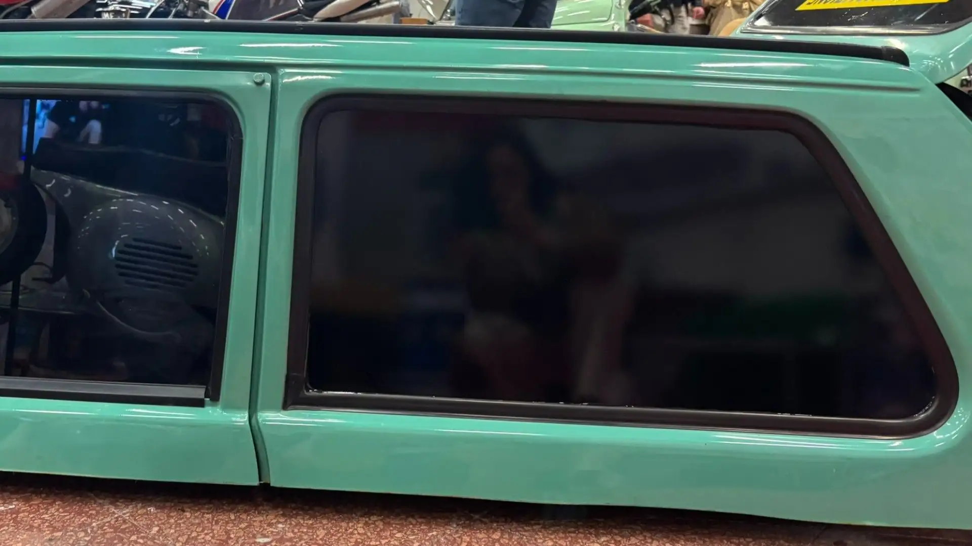 Si tratta di una Fiat Panda elaborata da un gruppo di youtuber italiani
