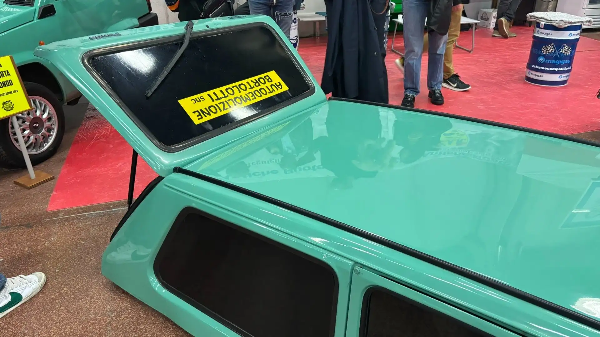 I ragazzi che l'hanno creata hanno tagliato la carrozzeria poco sotto i finestrini
