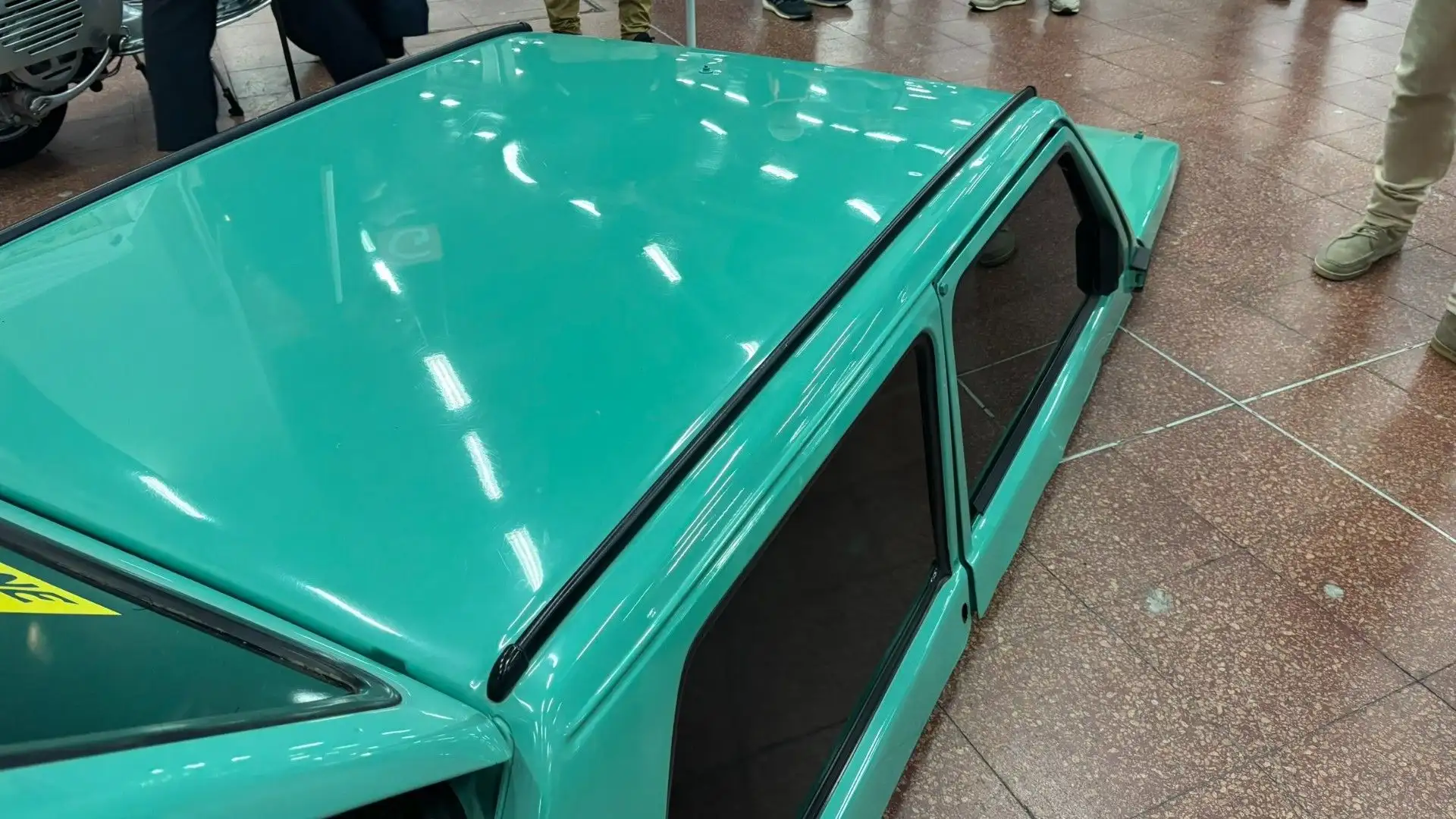 Quella che vedete in foto è l'auto più bassa al mondo
