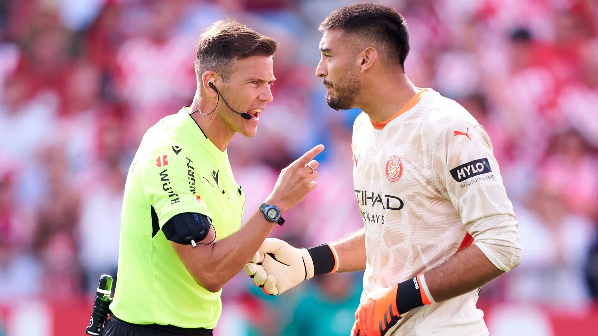 L'arbitro però ha fatto ribattere il calcio di rigore

