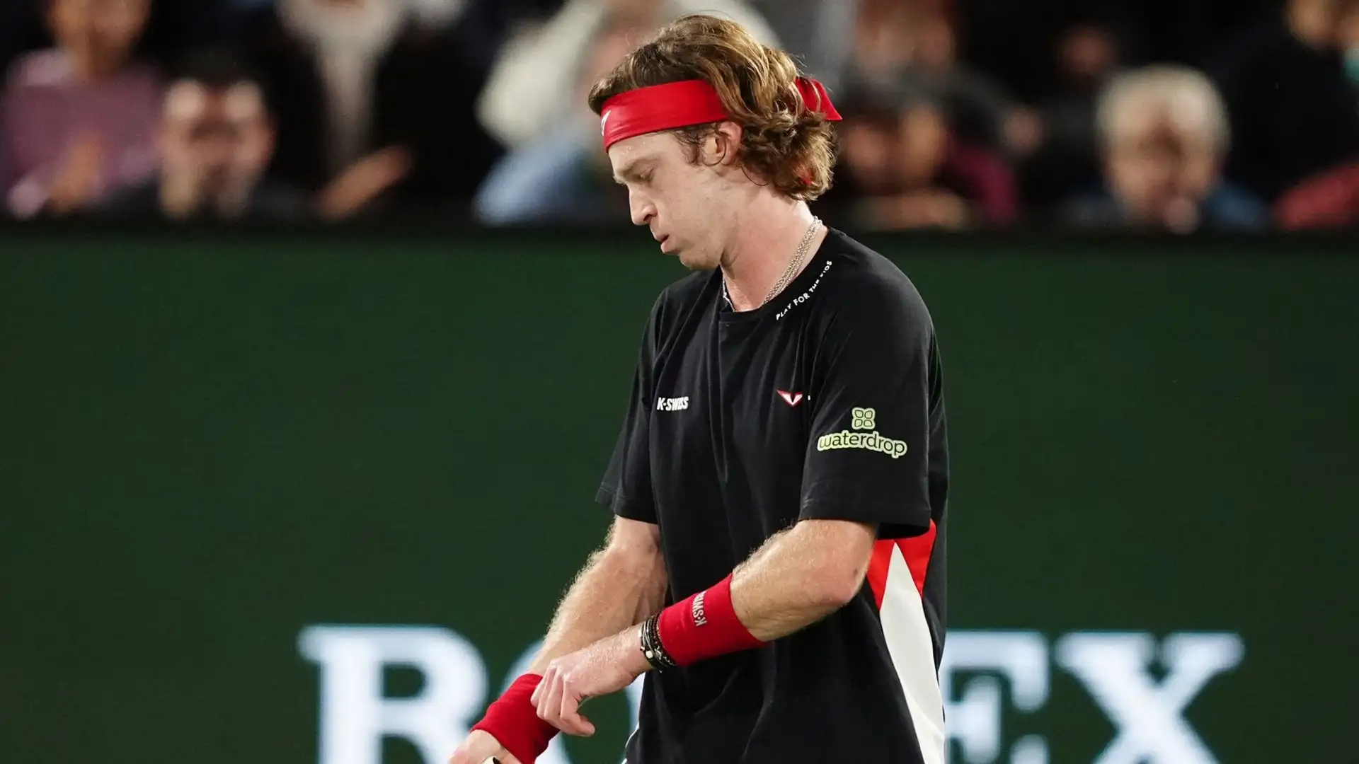 Anche nel primo set Rublev aveva perso la calma, scagliando una bottiglietta lontano dalla sua panchina