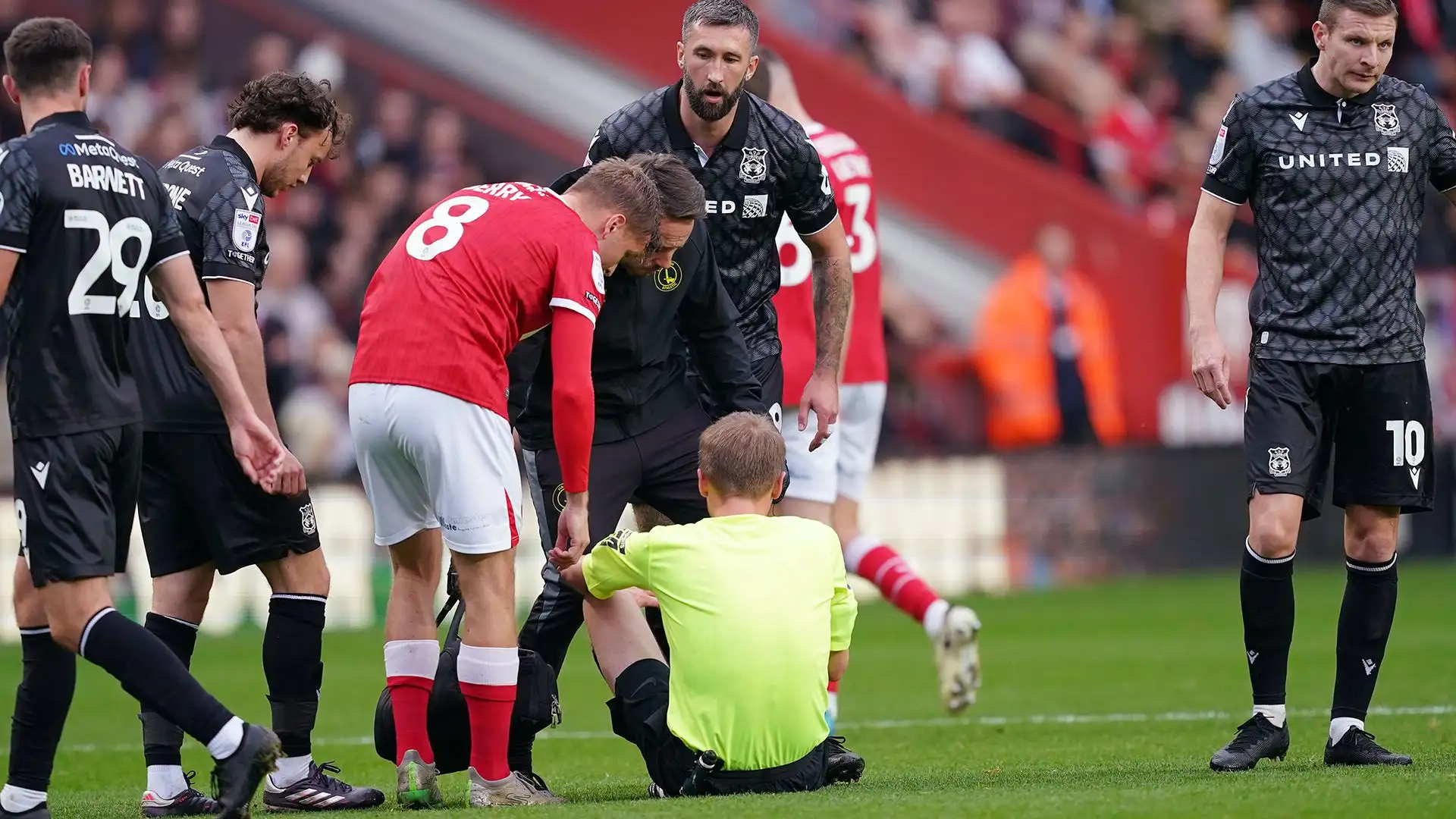 I medici hanno prestato i primi soccorsi all'arbitro
