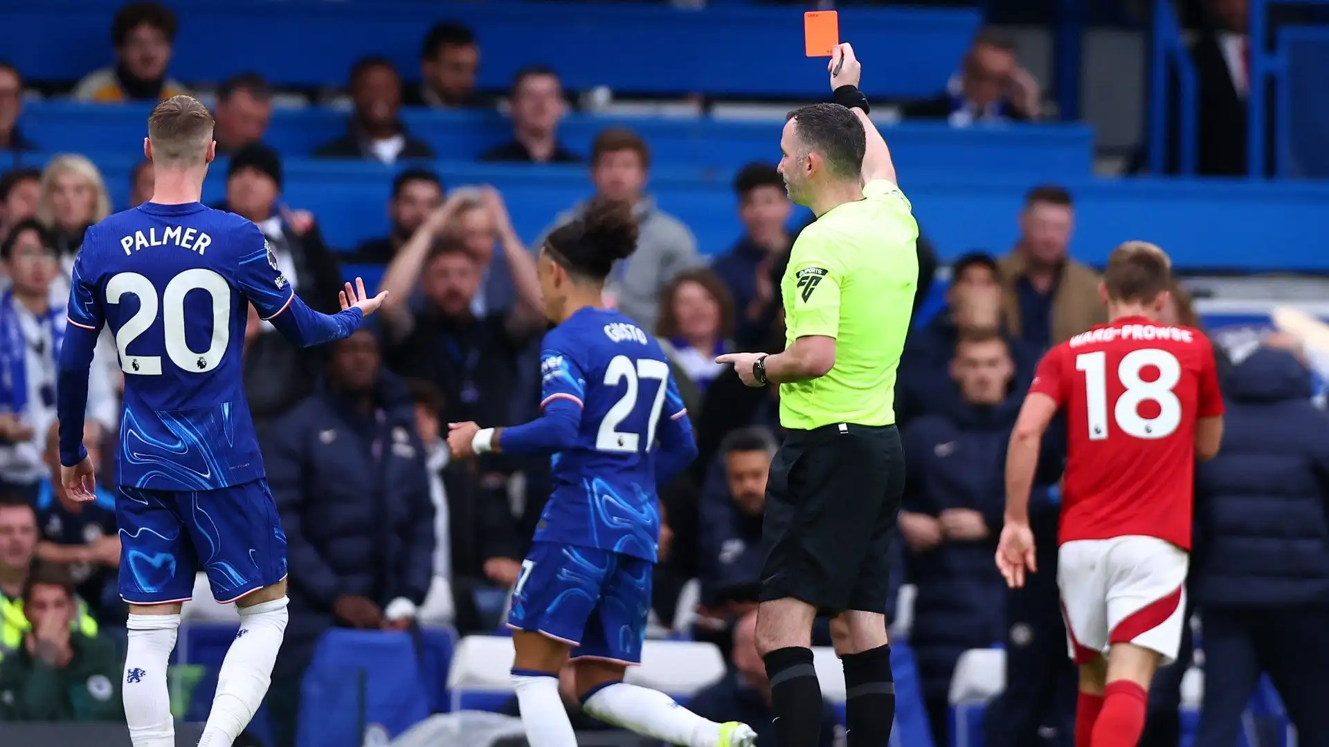 Negli ultimi minuti di partita si è anche scatenata una maxi rissa

