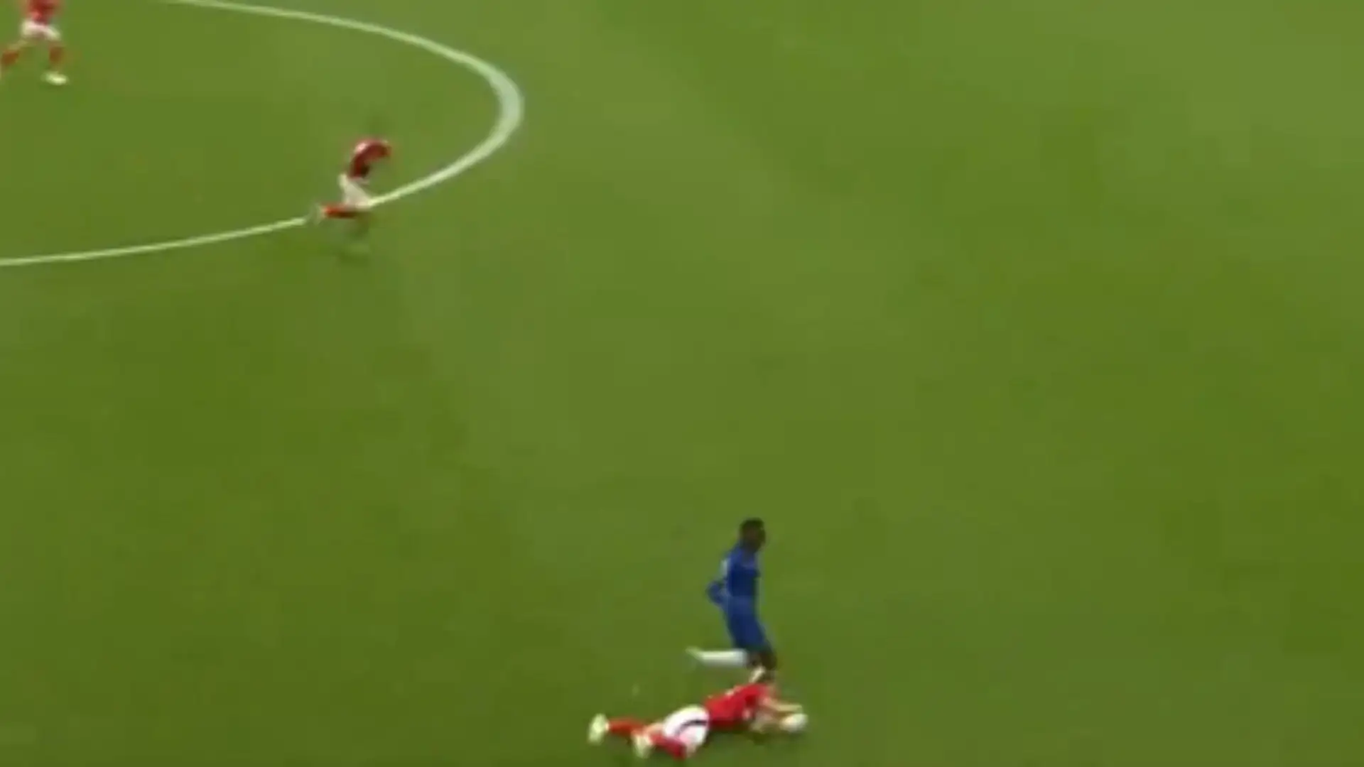 Il calciatore del Nottingham Forest si è buttato a terra e ha bloccato il pallone con le mani
