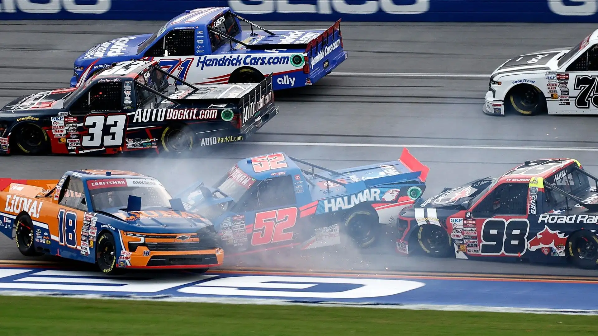 Grande spavento durante la NASCAR Craftsman Truck Series Love's RV Stop 225
