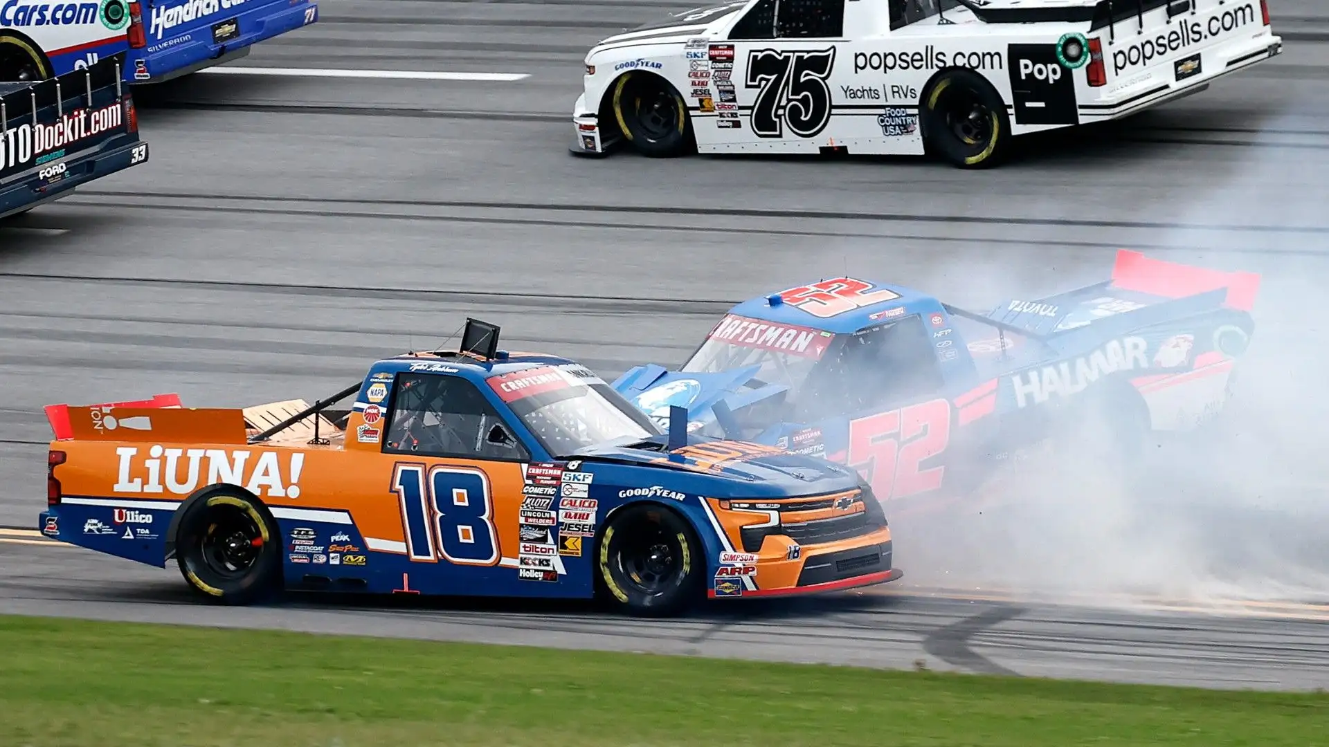 Tyler Ankrum e Stewart Friesen si sono scontrati e hanno causato un maxi incidente
