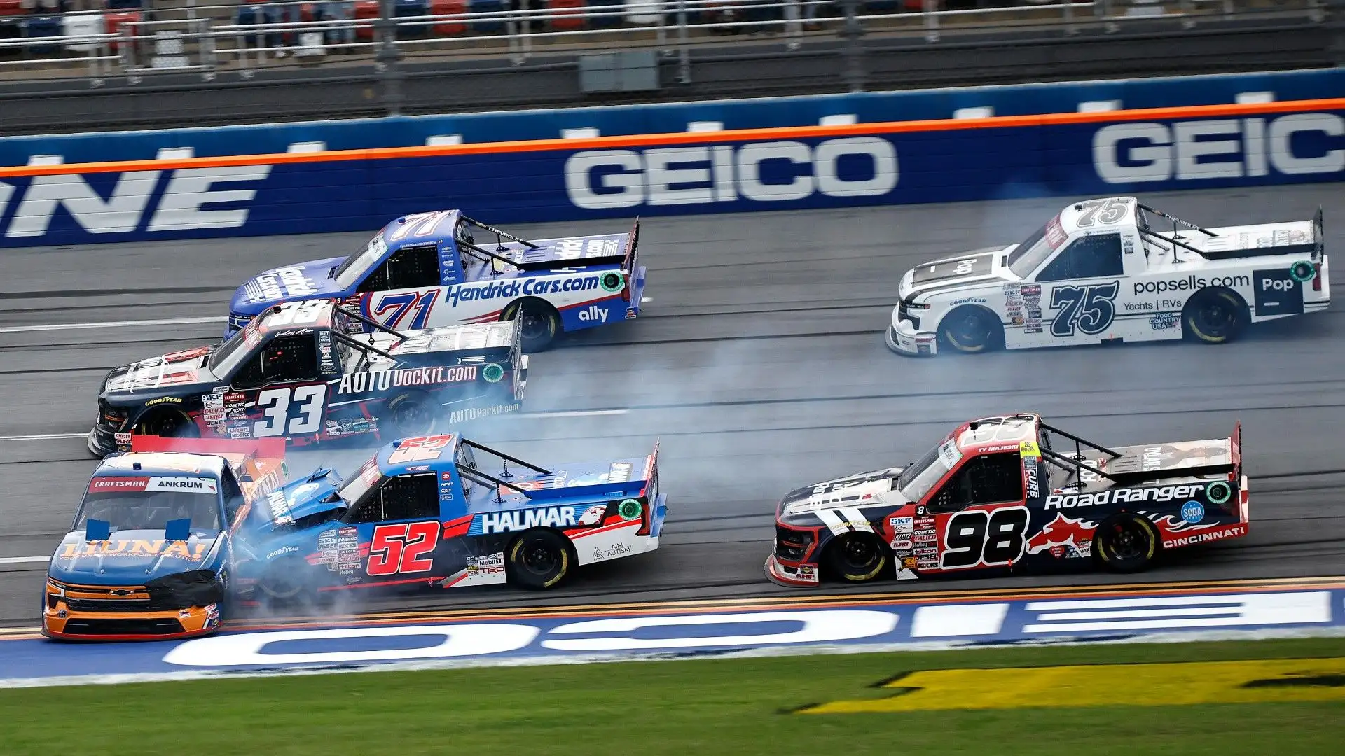 I 3 campionati principali organizzati dalla NASCAR sono la Cup Series, la Xfinity Series e la Craftsman Truck Series
