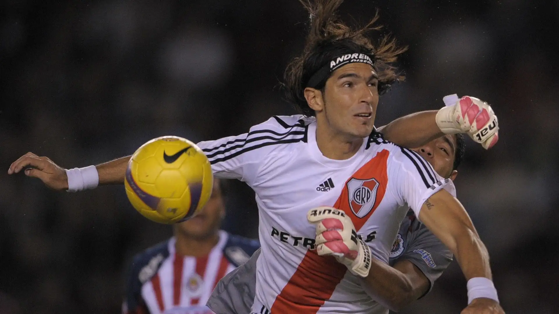 Nel 2008 ha scelto di tornare in Argentina al River Plate, poi ha provato l'esperienza in Israele al Beitar Gerusalemme
