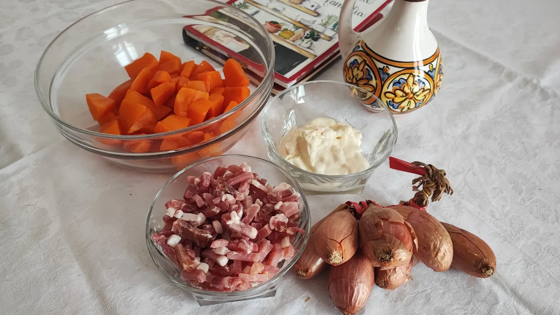 Ingredienti per 2 persone: 200 gr di fusilli lunghi, 100 gr di speck in stick, 250 g di zucca pulita, 1 scalogno, 100 gr di stracchino, sale q.b, noce moscata q.b
