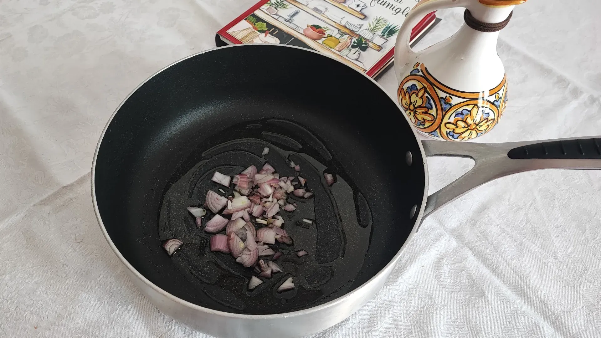 In un tegame antiaderente fate soffriggere lo scalogno tritato finemente con un filo di olio
