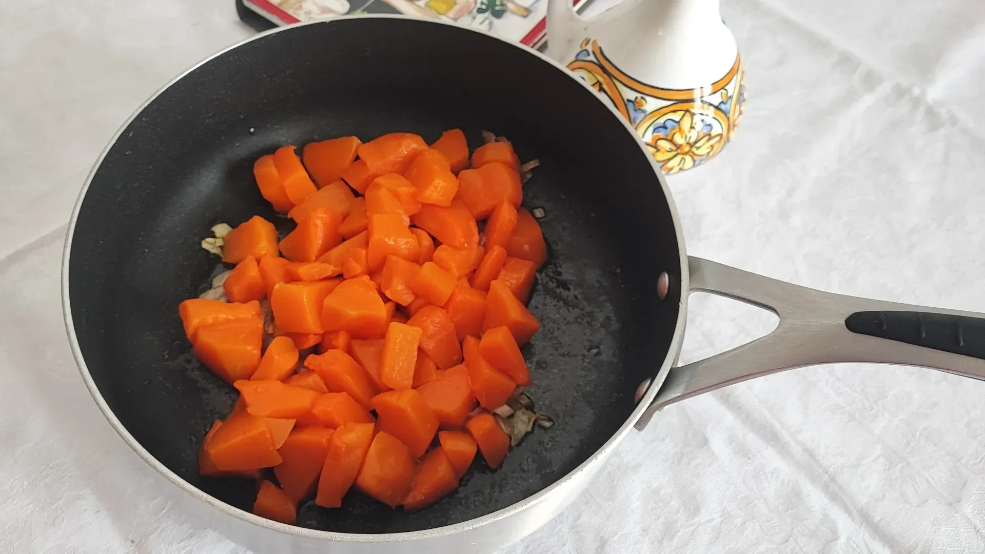 Lavate la zucca, tagliatela a cubetti e aggiungetela al soffritto. Coprite e fate cuocere a fuoco medio per 10 minuti, poi regolate di sale senza esagerare

