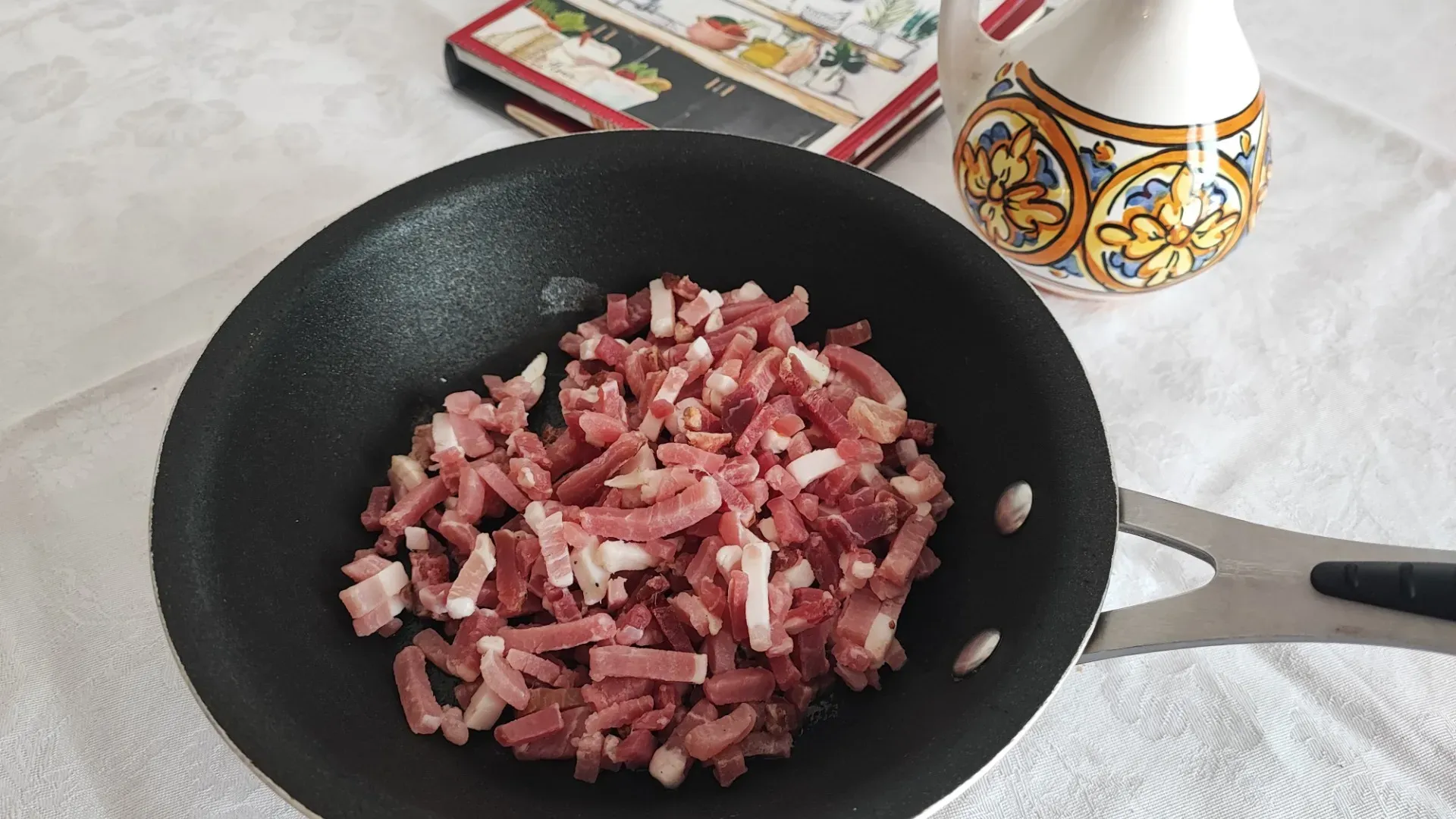 In un altro tegame fate rosolare lo speck con un po' di olio fino a quando sarà bello dorato su tutti i lati
