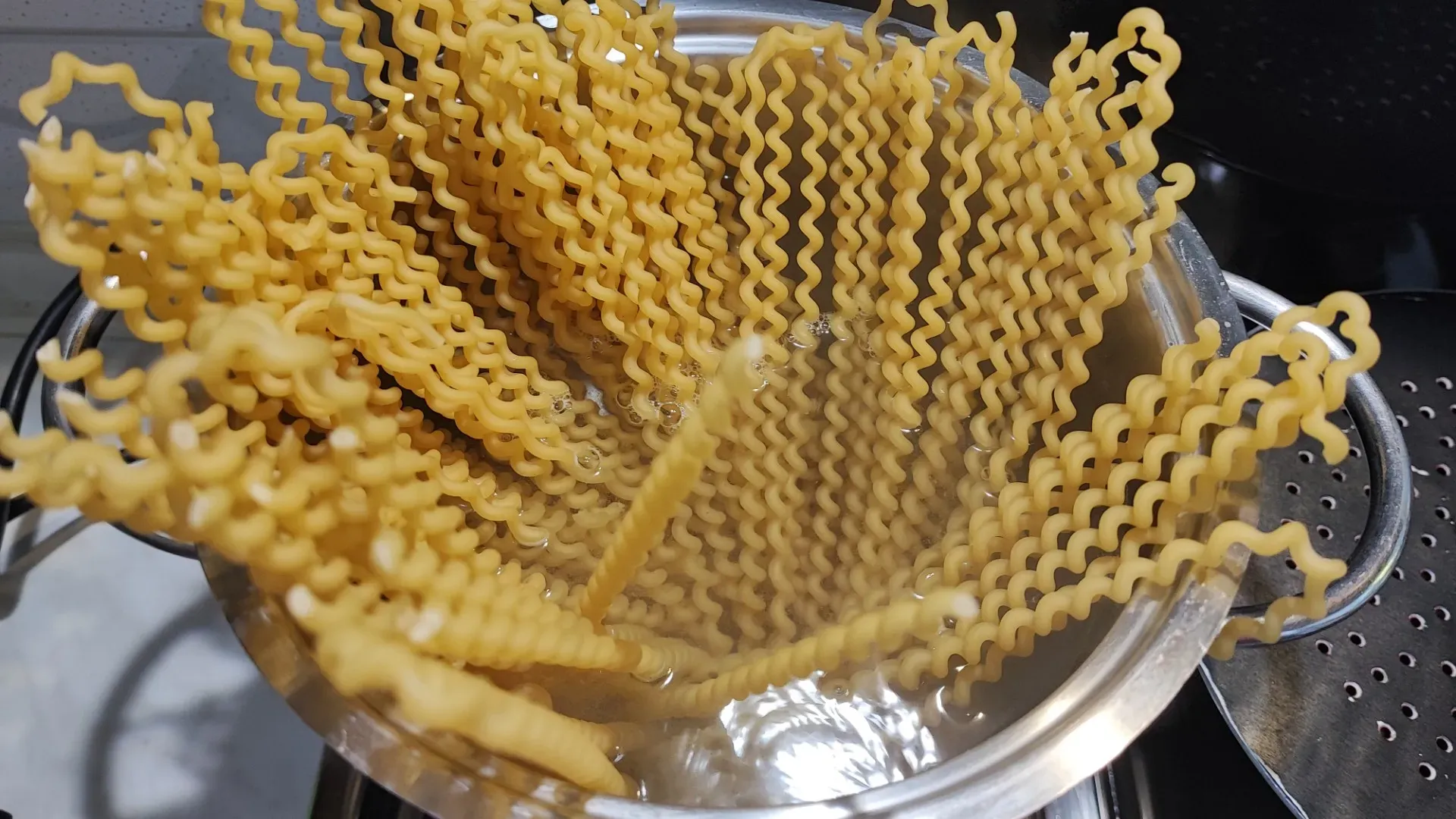 Questo formato di pasta non è tra i più utilizzati ma ha la grande proprietà di raccogliere bene tutto il sugo
