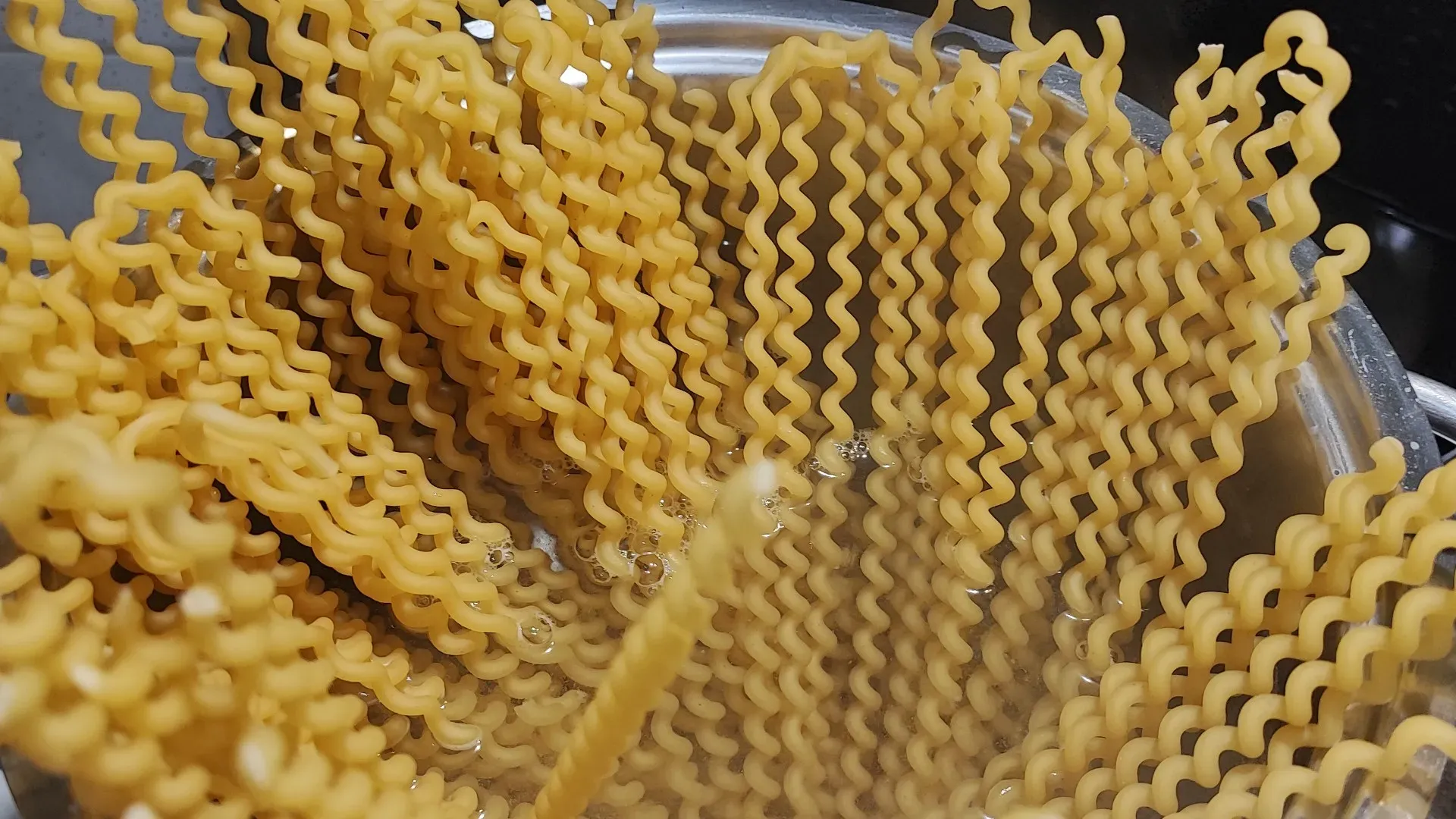 Nel frattempo portate a bollore l'acqua per lessare i fusilli lunghi

