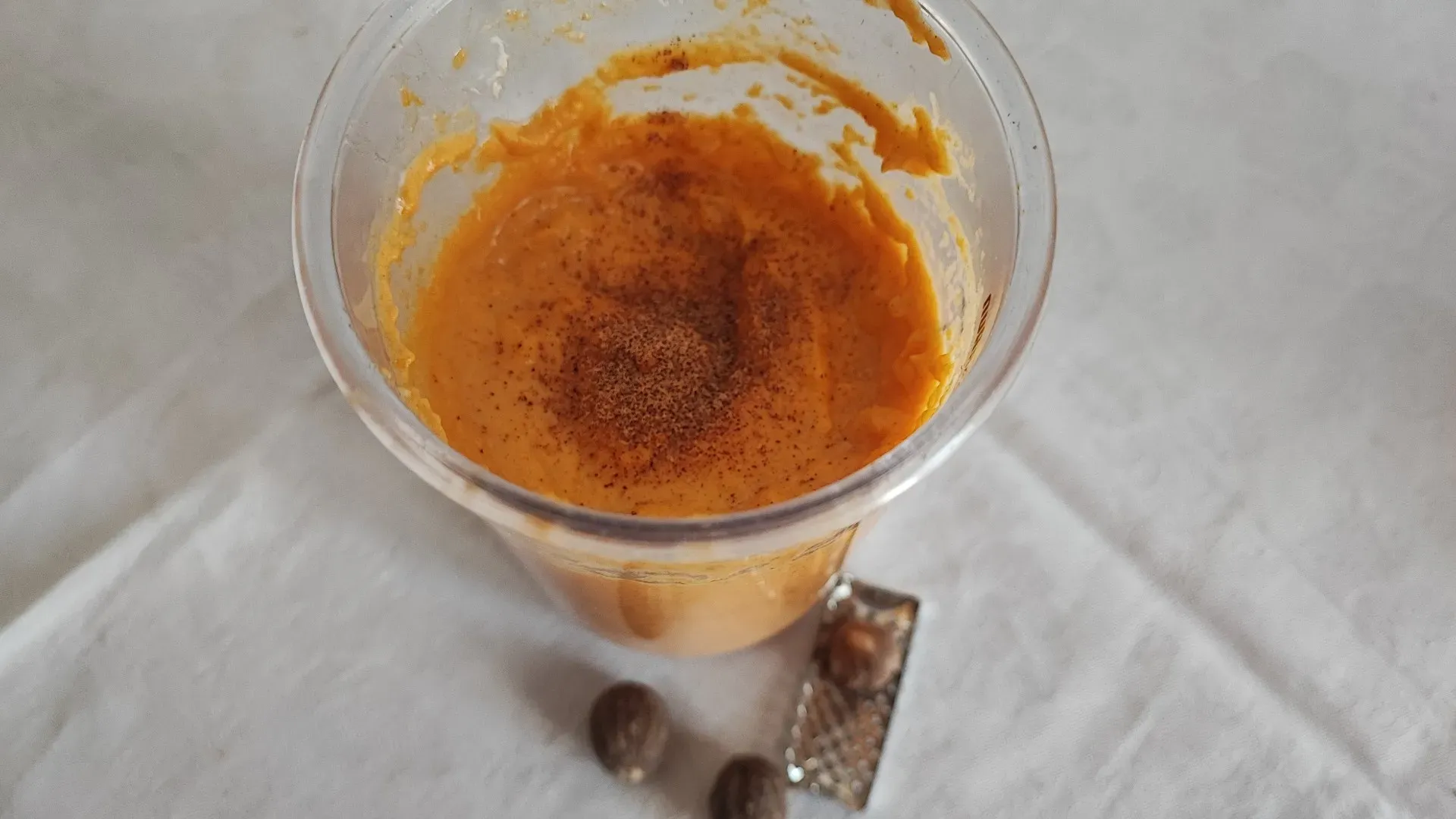Se il composto sarà troppo difficile da frullare, potete aggiungere un mestolo di acqua calda
