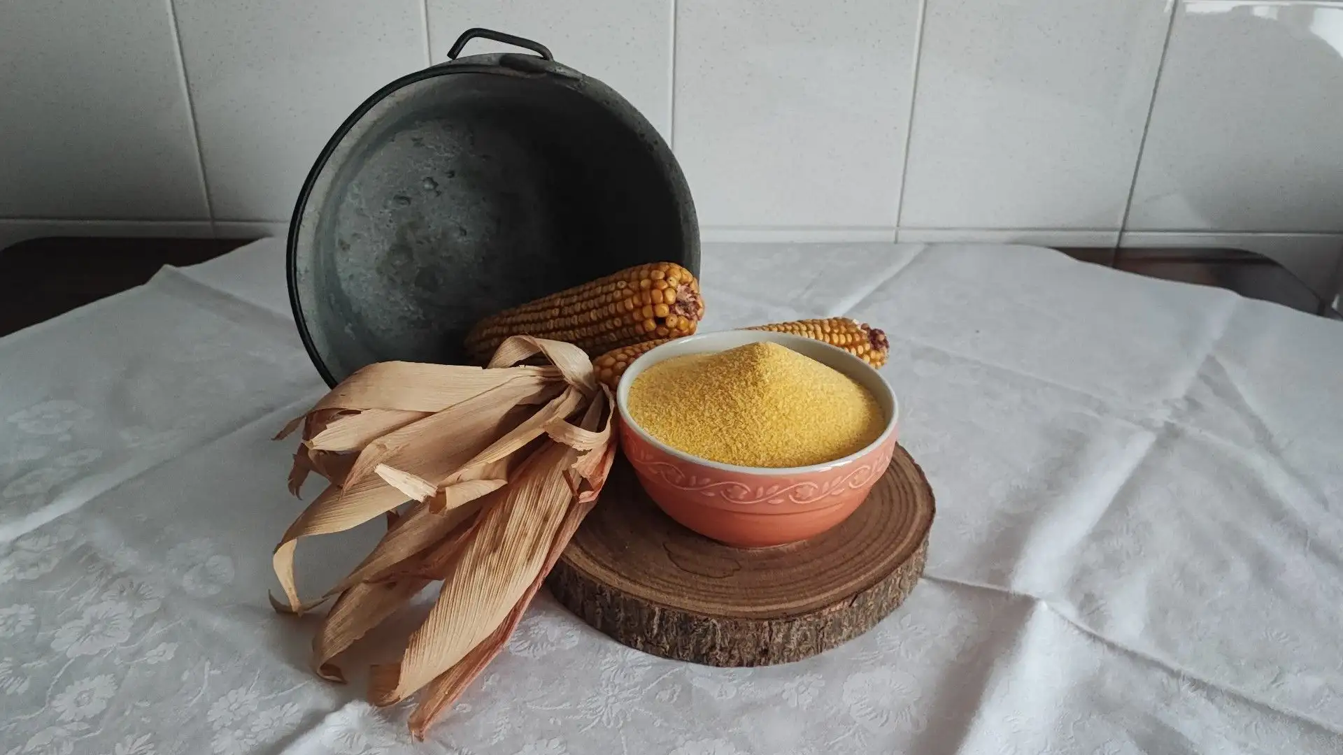 Per 4 alberelli avremo bisogno di 200 gr di polenta istantanea e 750 ml di acqua
