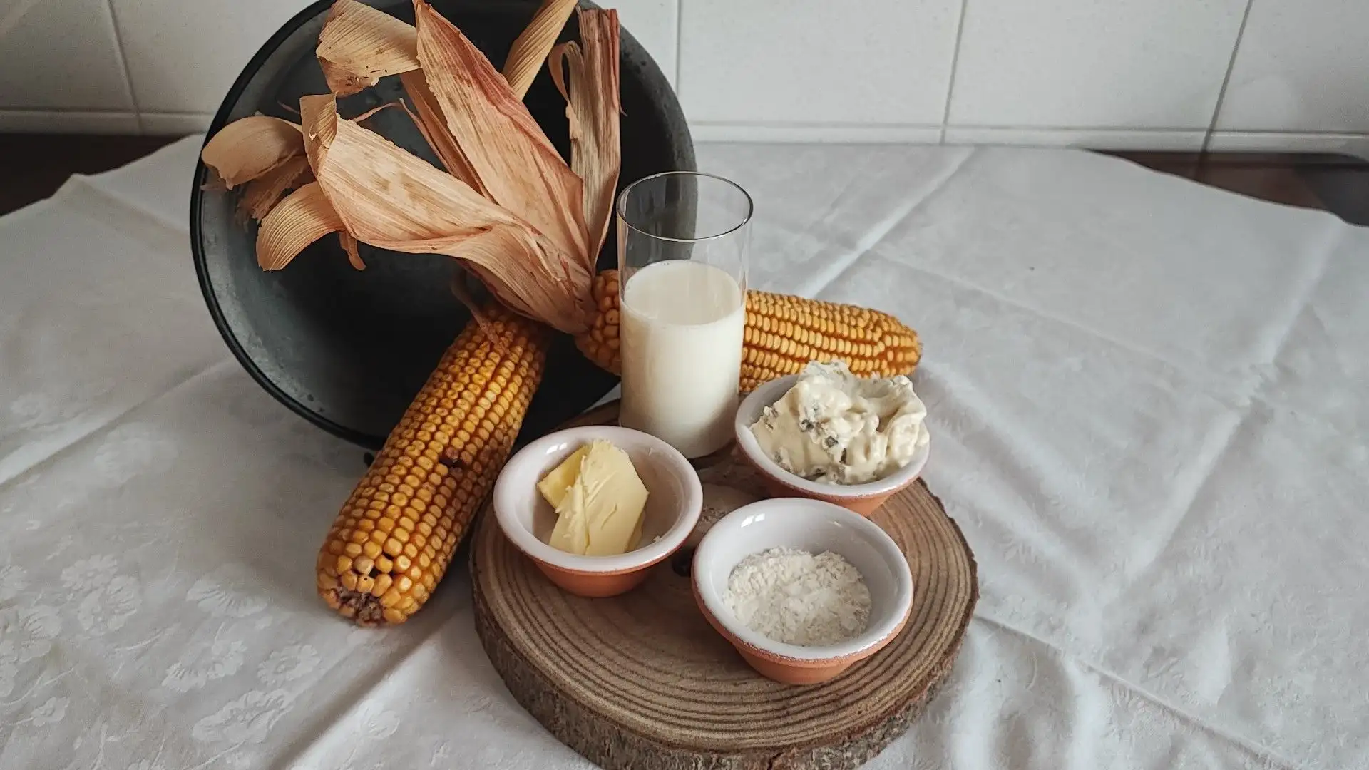 150 ml di latte, 100 gr di gorgonzola, 15 gr di farina e 15 gr di burro
