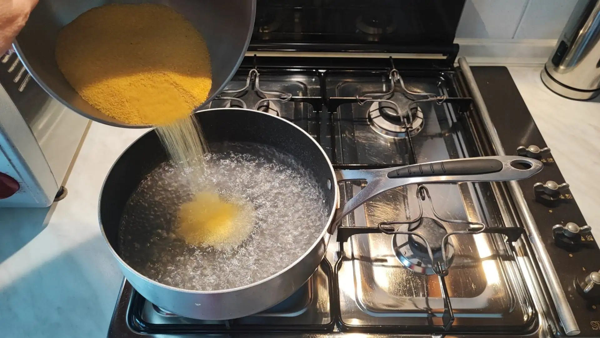 Per prima cosa portiamo a bollore l'acqua, saliamola e versiamo la polenta a pioggia aiutandoci con una frusta per evitare che si formino grumi
