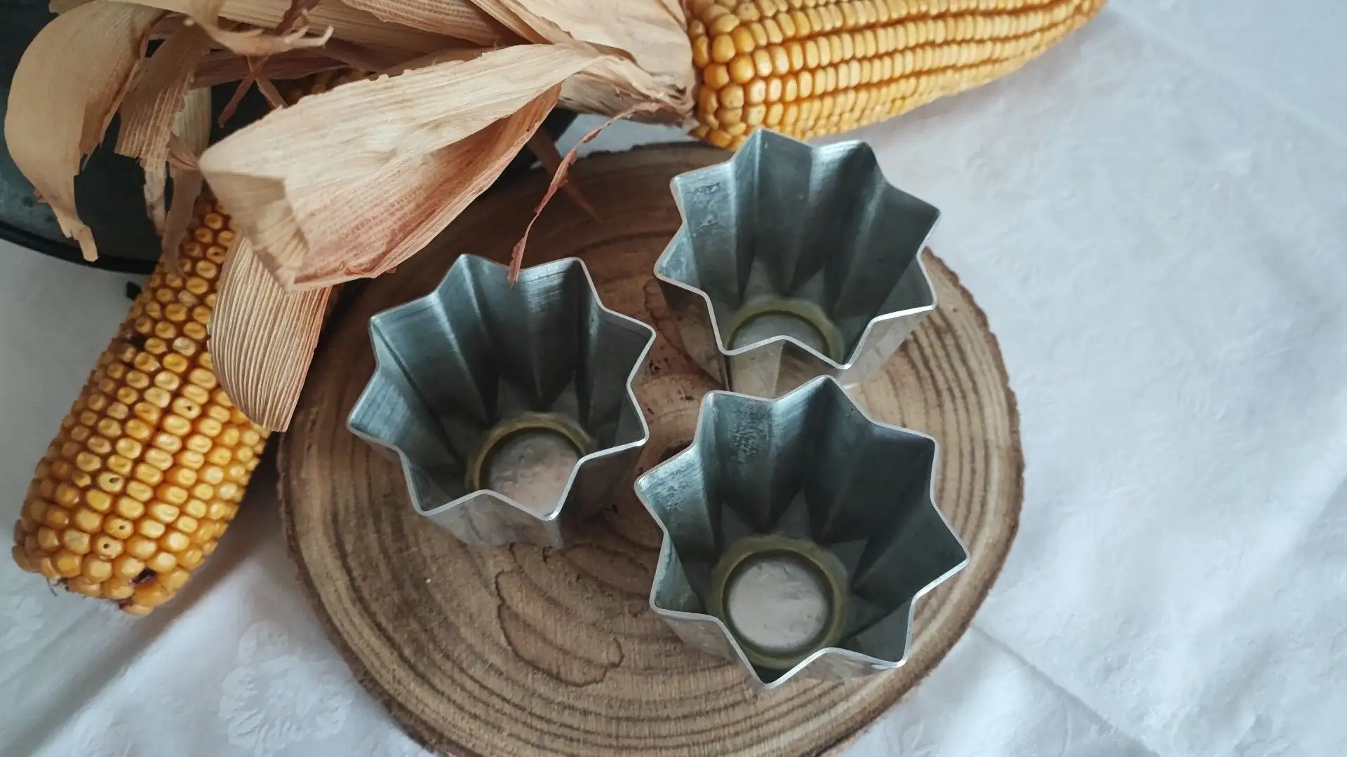 Oliamo gli stampini e versiamo la polenta alternandola ai pezzetti di gorgonzola

