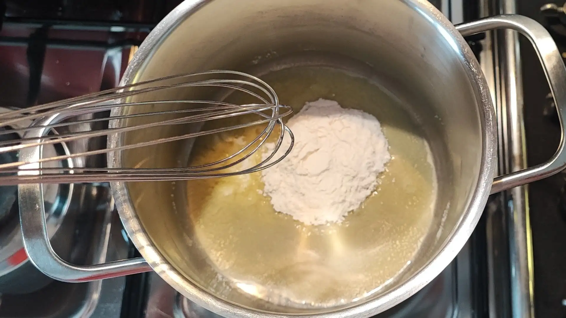 In un pentolino sciogliamo il burro e aggiungiamo la farina, poi uniamo il latte e mescoliamo finché non avremo un composto omogeneo e senza grumi. Aggiungiamo il gorgonzola
