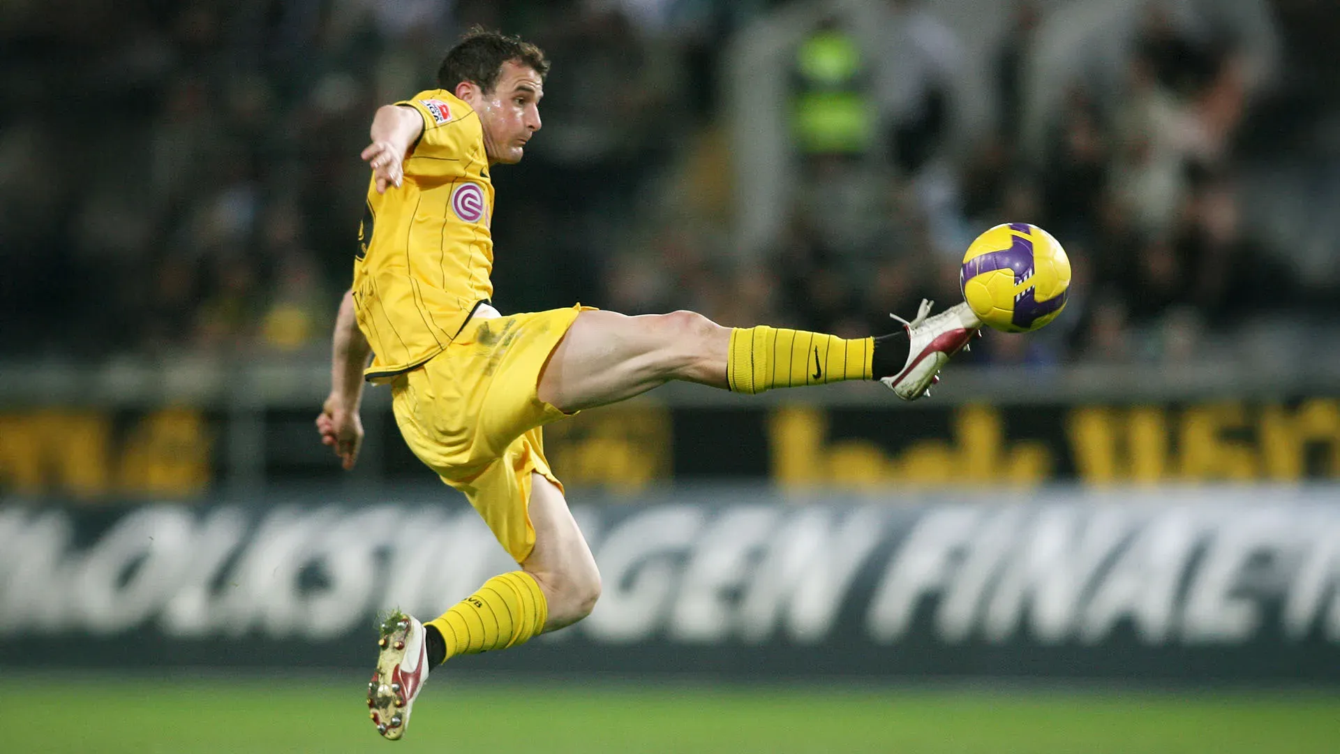 In carriera ha anche giocato per il Borussia Dortmund (2006-2009)
