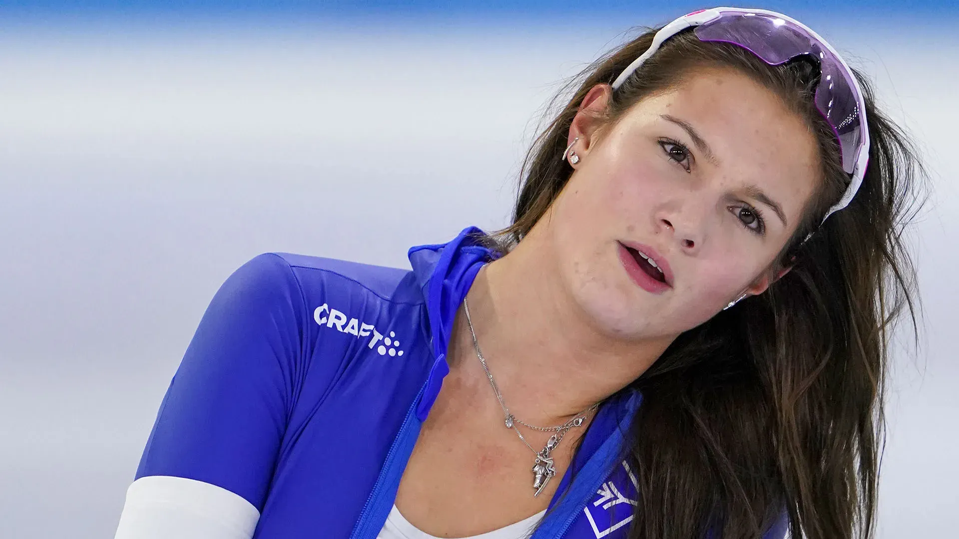 Ha vinto due medaglie d'argento ai Campionati mondiali junior di short track 2022
