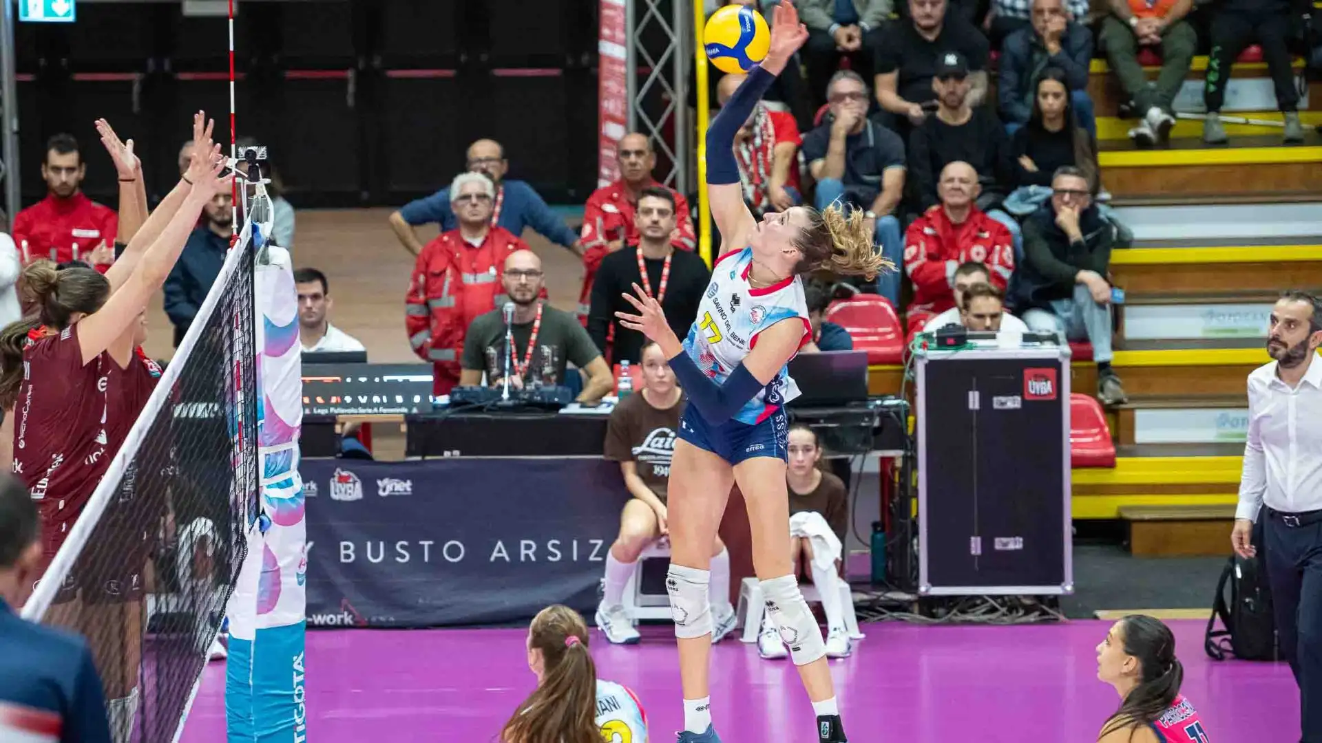 Per l’esordio in Champions League coach Gaspari, che anche in questa occasione ha convocato la classe ‘07 Linda Magnani per sopperire all’assenza di Beatrice Parrocchiale, sceglie il 6+1 composto da Ognjenovic al palleggio in diagonale con Mingardi, Bajema e Ruddins sono le due bande con al centro il duo formato da Carol e Baijens. Il libero è Castillo.  